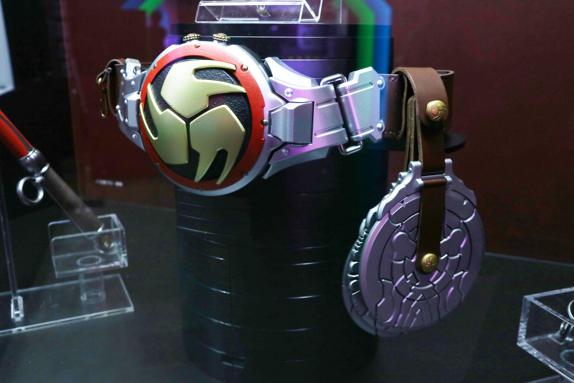 変身ベルト「音撃鼓 火炎鼓」に腰にはディスクアニマルも確認できる