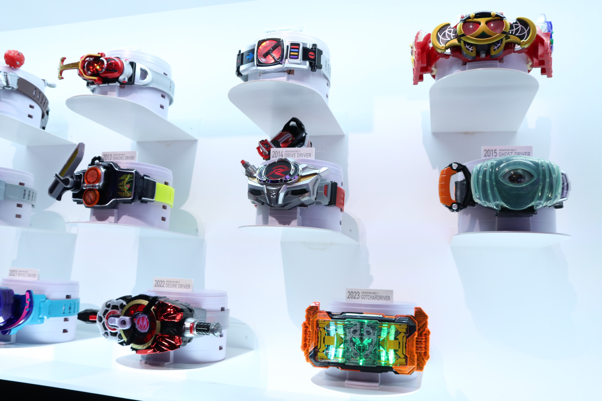 最新作「仮面ライダーガヴ」のゴチゾウたちや「DXガヴホイッピア」は豪華なケーキディスプレイ