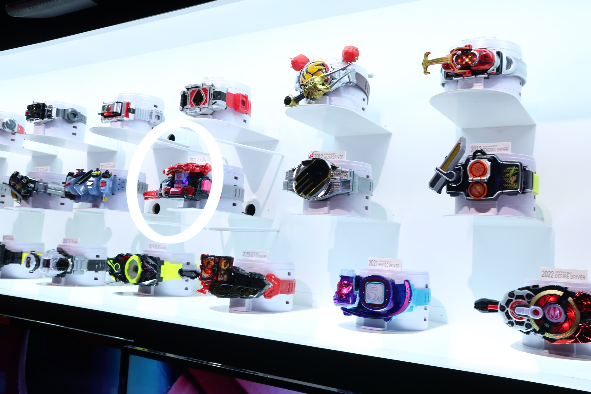 最新作「仮面ライダーガヴ」のゴチゾウたちや「DXガヴホイッピア」は豪華なケーキディスプレイ