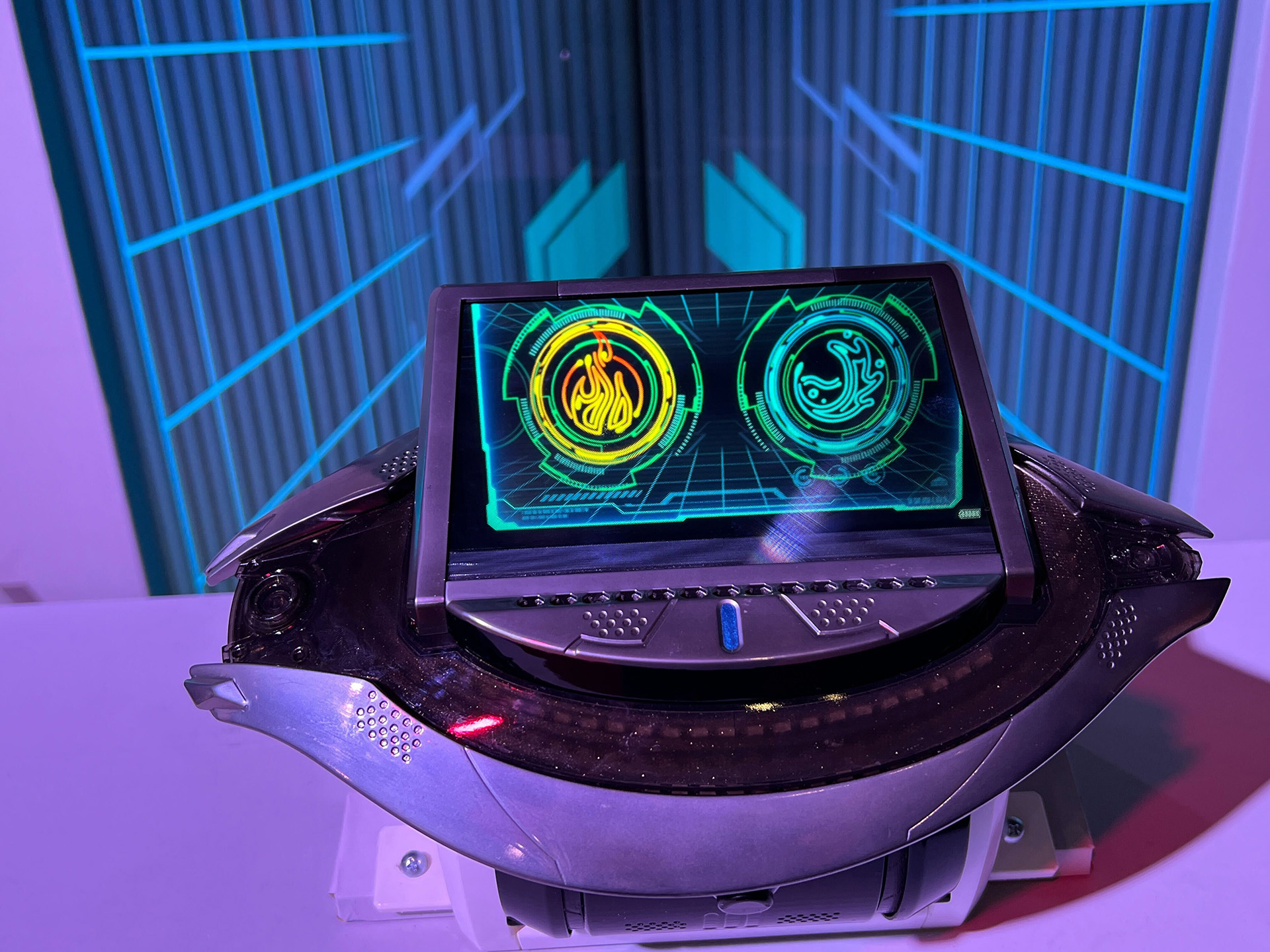 「浮遊液晶変身ガントレット」。空中にモニタが表示され、ボタンを押すことで変身