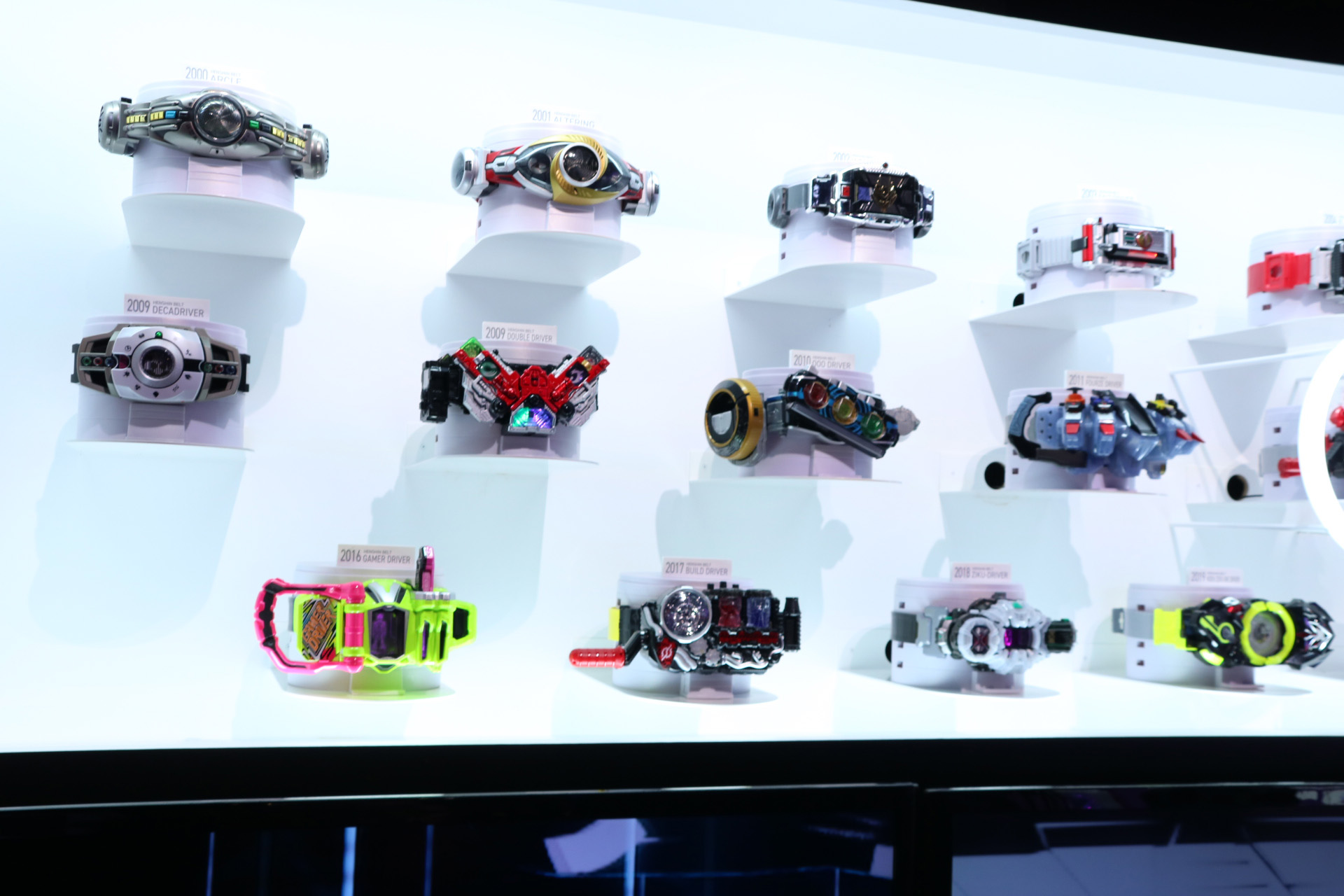 最新作「仮面ライダーガヴ」のゴチゾウたちや「DXガヴホイッピア」は豪華なケーキディスプレイ