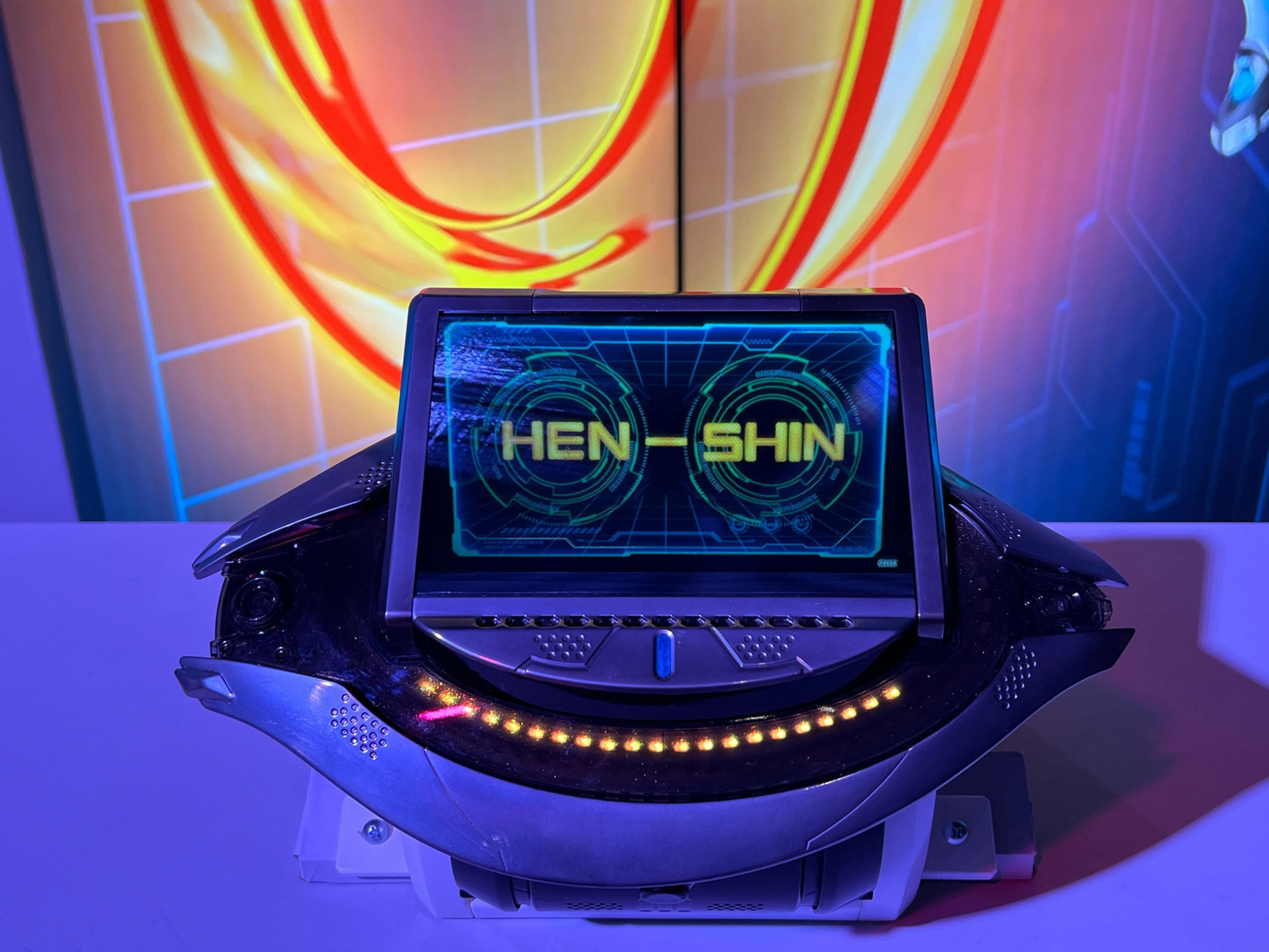 「光る変身ドレス」。LED発光によりカラフルなドレスに変身