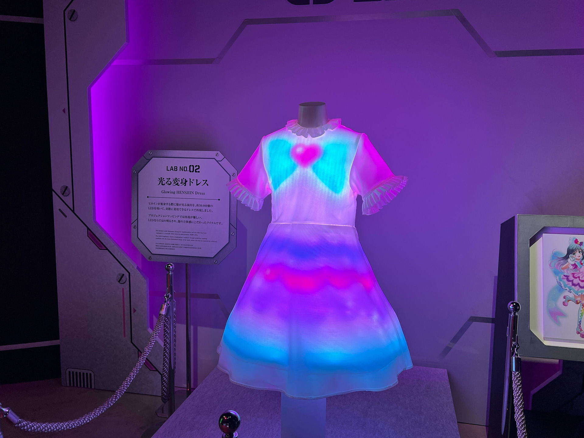 「液体沸騰変身ベルト」。中央部に液体が流れ込み、沸騰したように気泡が上がる