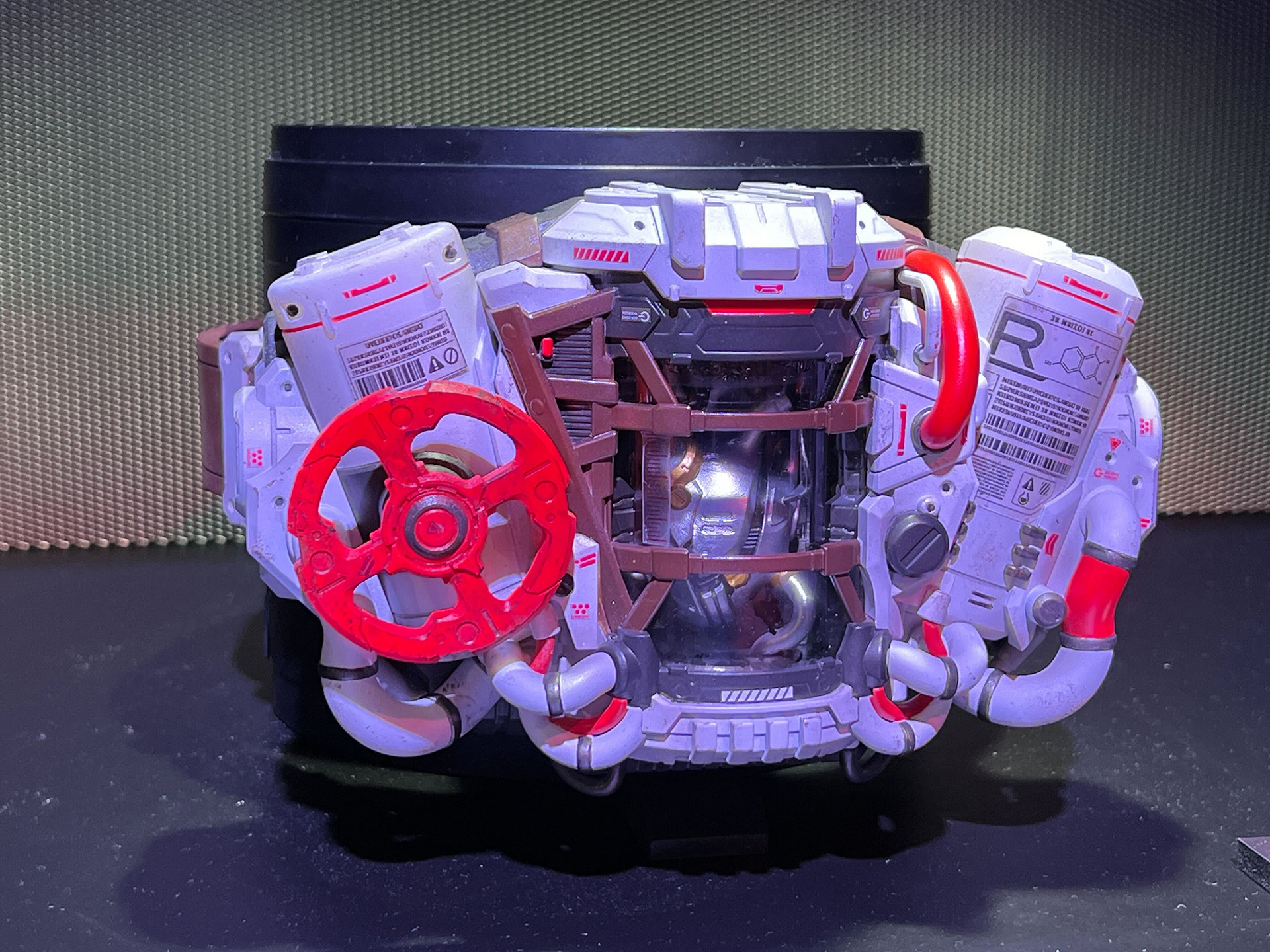 「液体沸騰変身ベルト」。中央部に液体が流れ込み、沸騰したように気泡が上がる