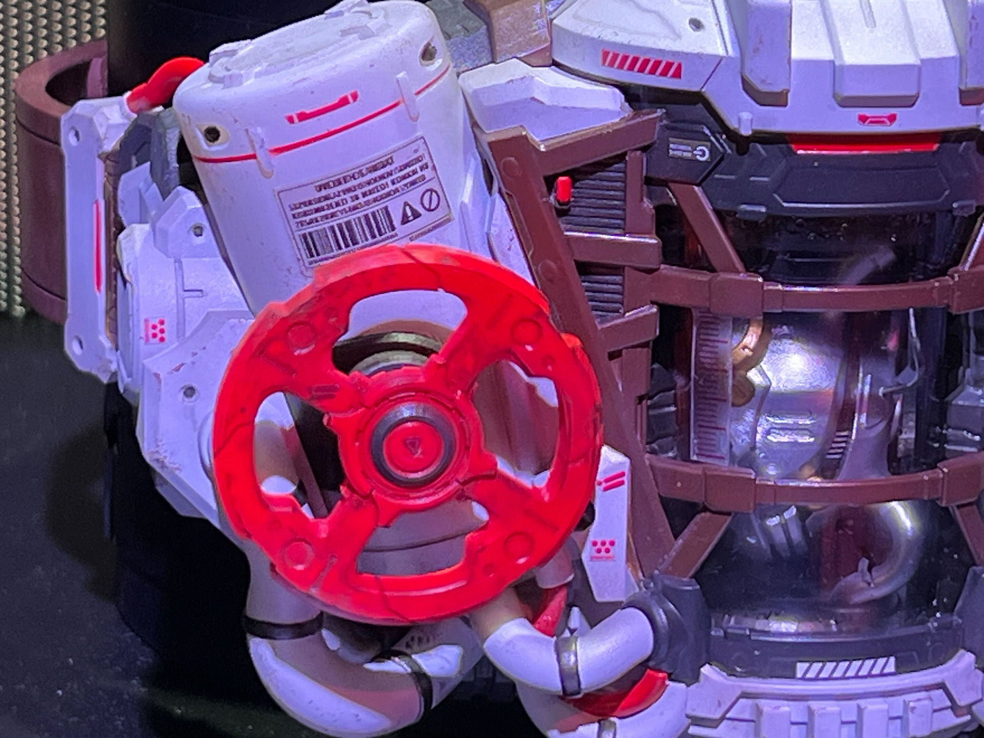 バルブ部分が回転し、液体が流れ込む