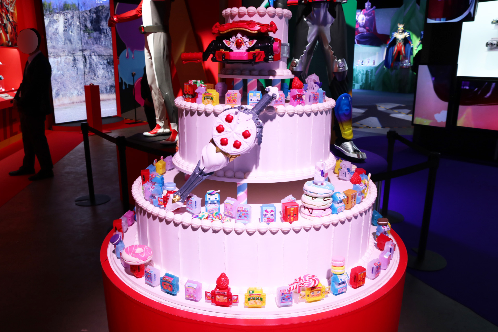 最新作「仮面ライダーガヴ」のゴチゾウたちや「DXガヴホイッピア」は豪華なケーキディスプレイ