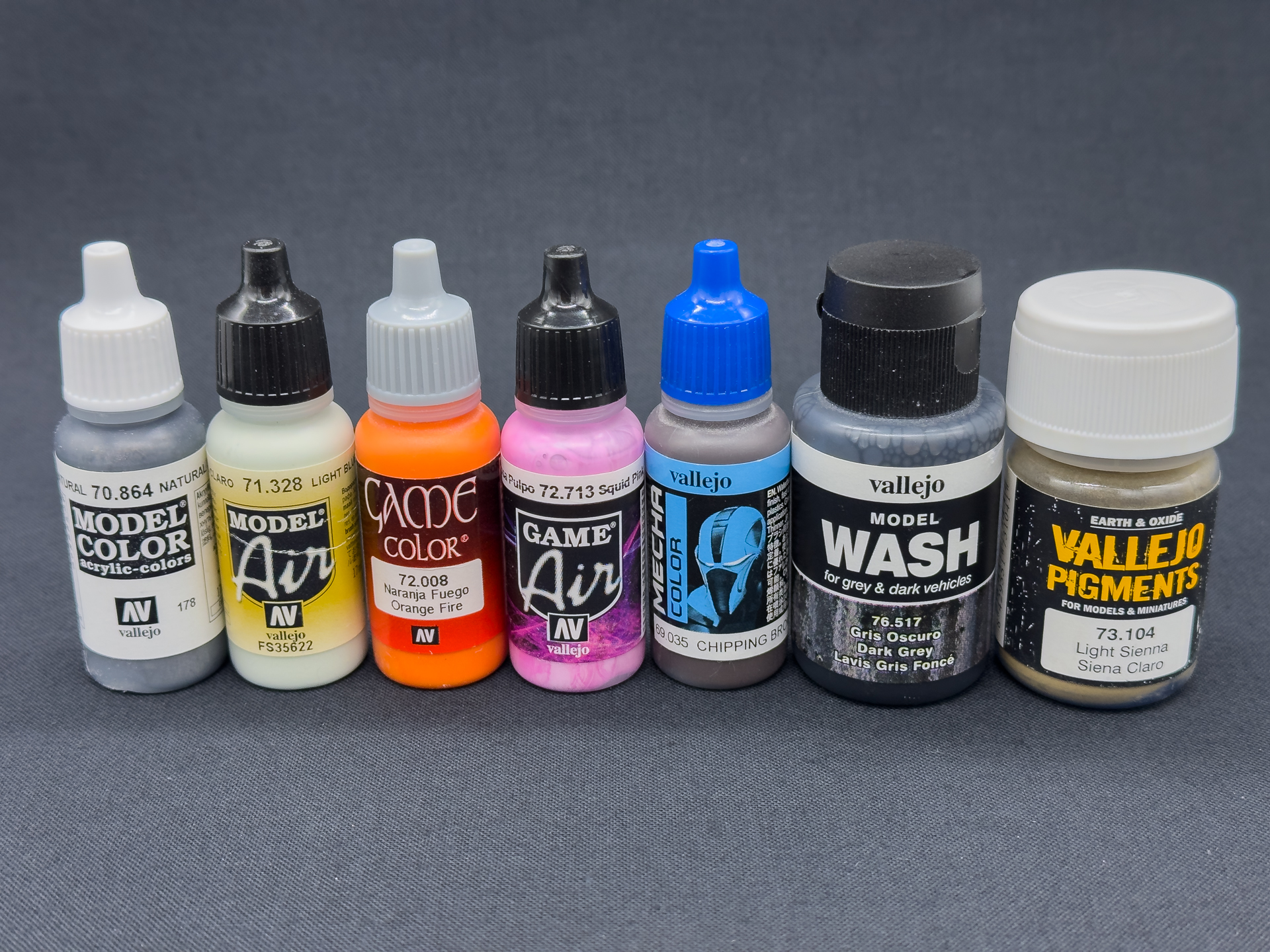 筆者のファレホコレクションの一部。基本塗装や部分塗装など様々な部分でファレホを活用しています。