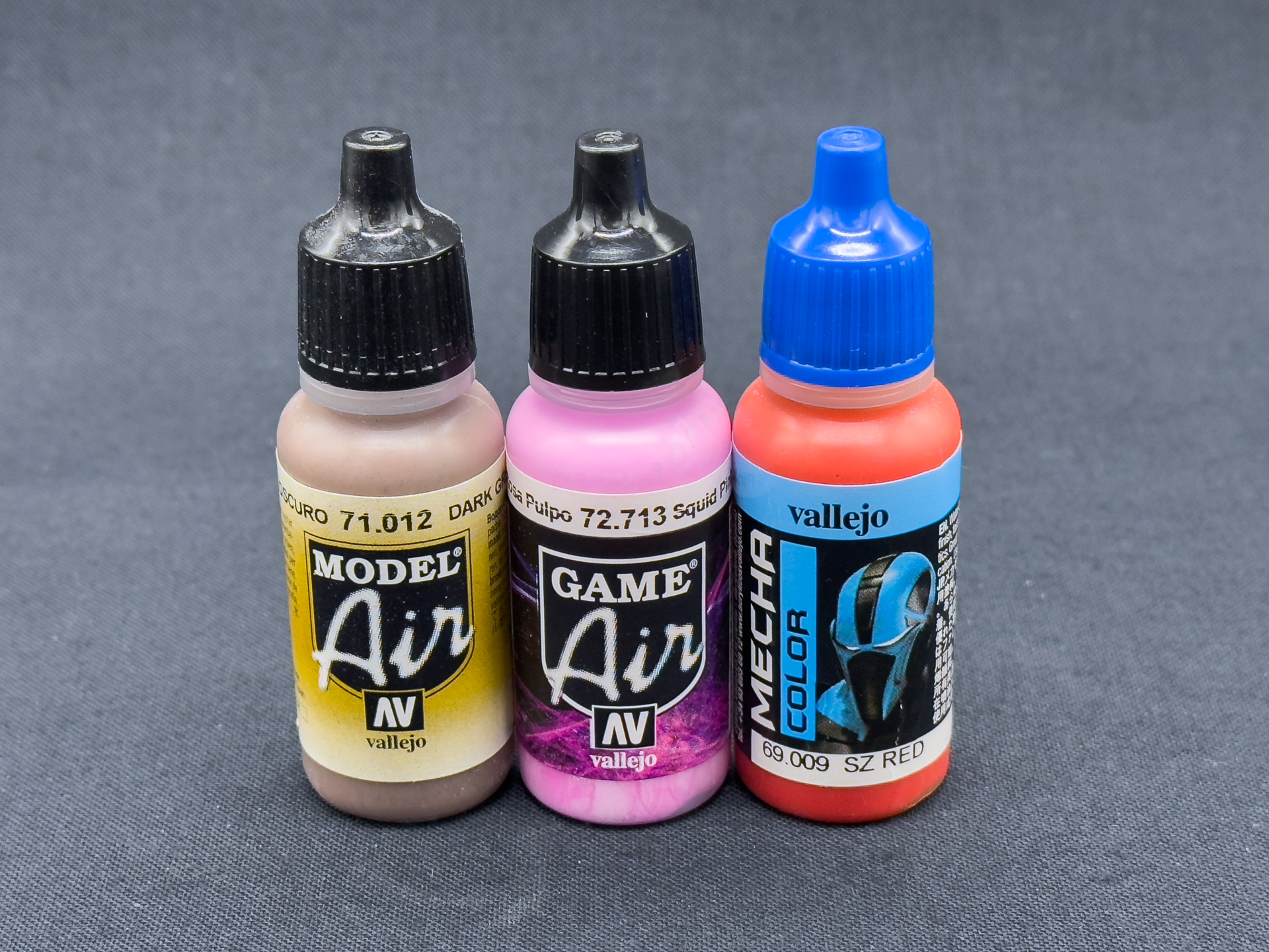 「モデルエアー」、「ゲームエアー」、「メカカラー」は希釈なしでエアブラシ塗装が可能です。