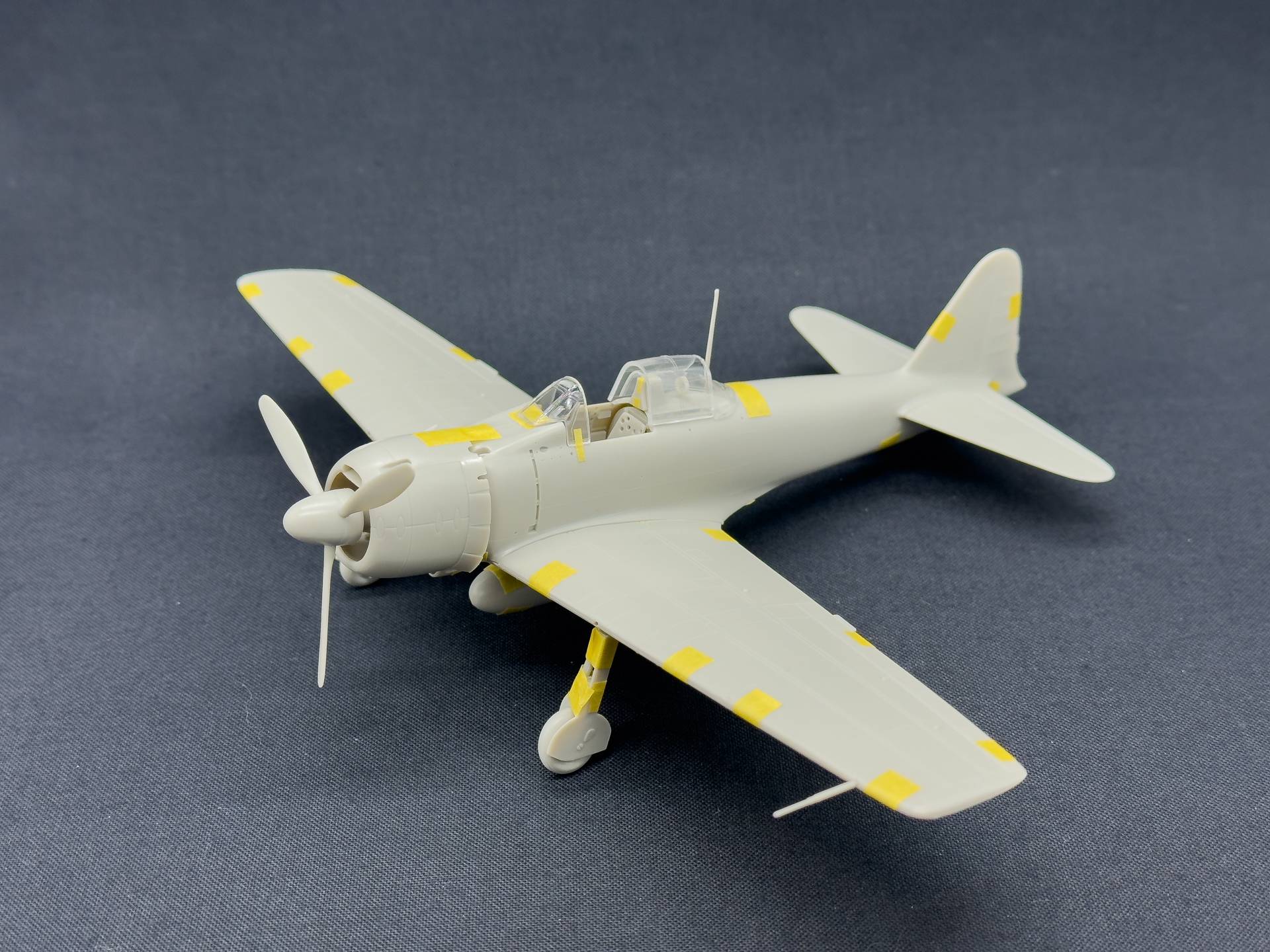 塗装前、仮組状態の零戦32型。スケールモデルということもあり単色で仕上がっています。