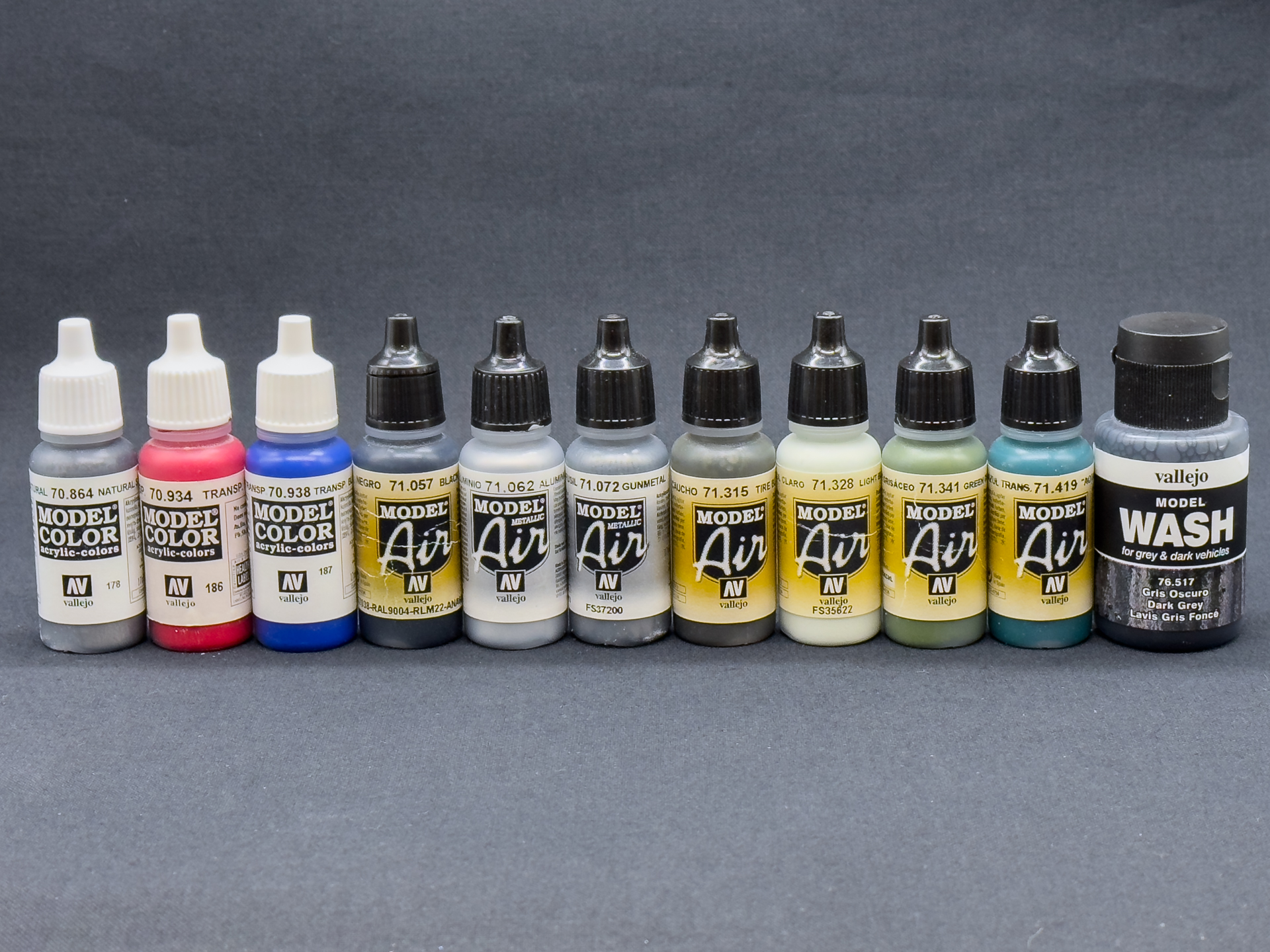 零戦32型の塗装で使用したファレホ達。筆者は筆塗りの際にも「モデルエアー」を使用する頻度が高いです。