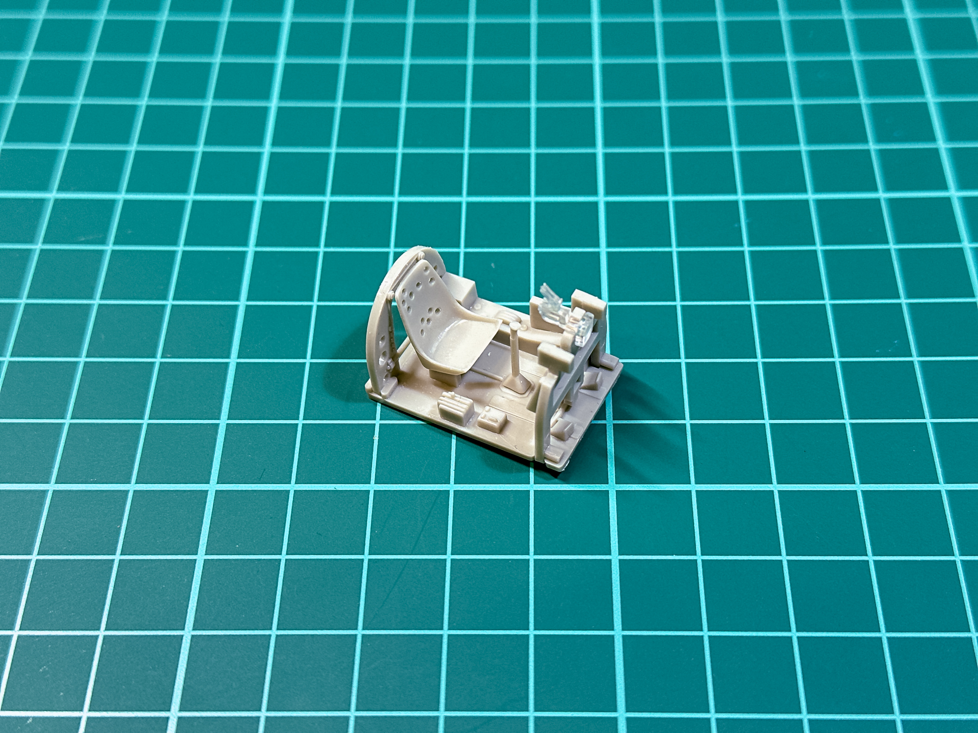 塗装前のコックピット。機体色と同じ白色にて成型されています。