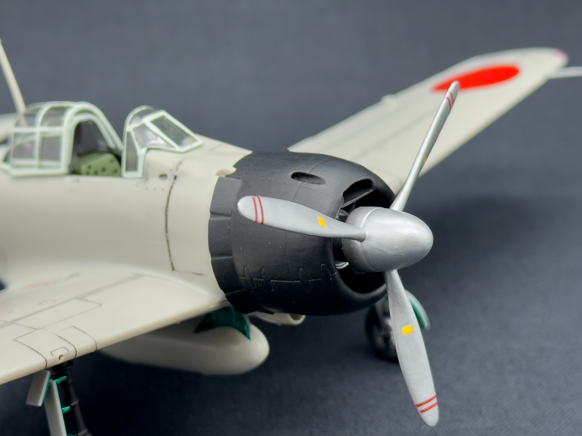 先端のカウリング部とプロペラも筆塗りにて仕上げています。