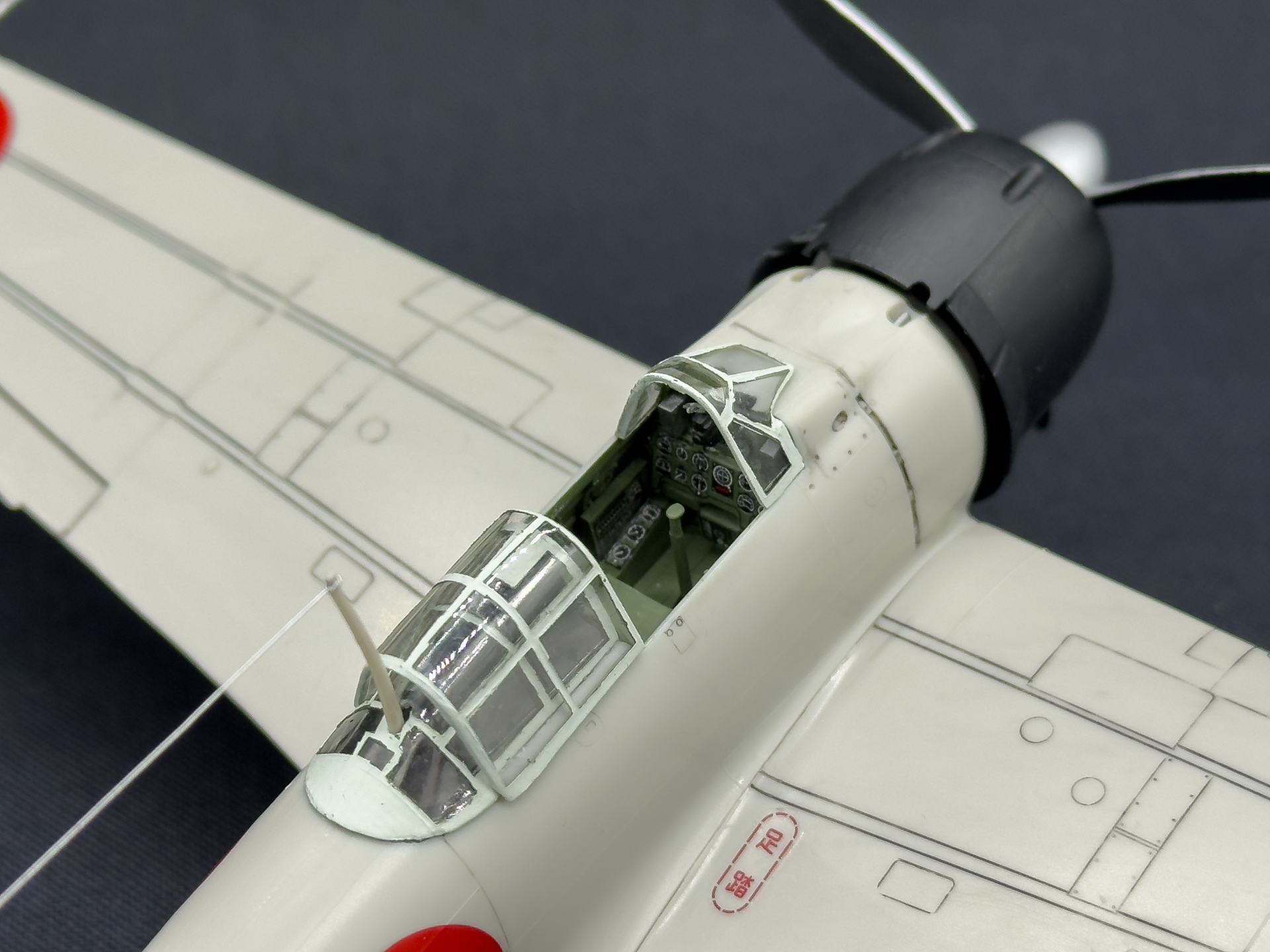 翼面のモールドには「モデルウォッシュ」によるスミ入れを施しています。