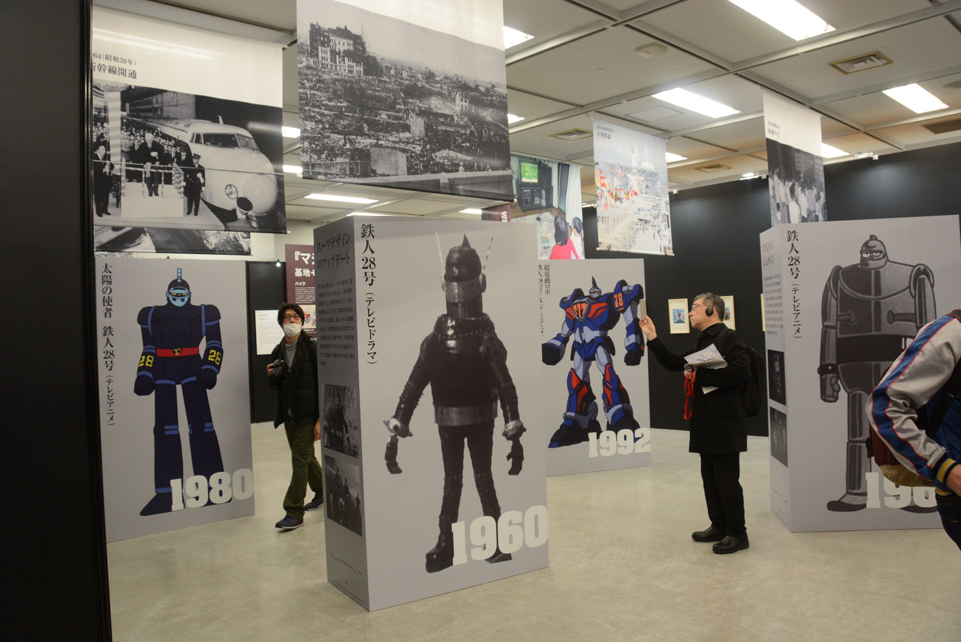 様々な時代の鉄人を展示