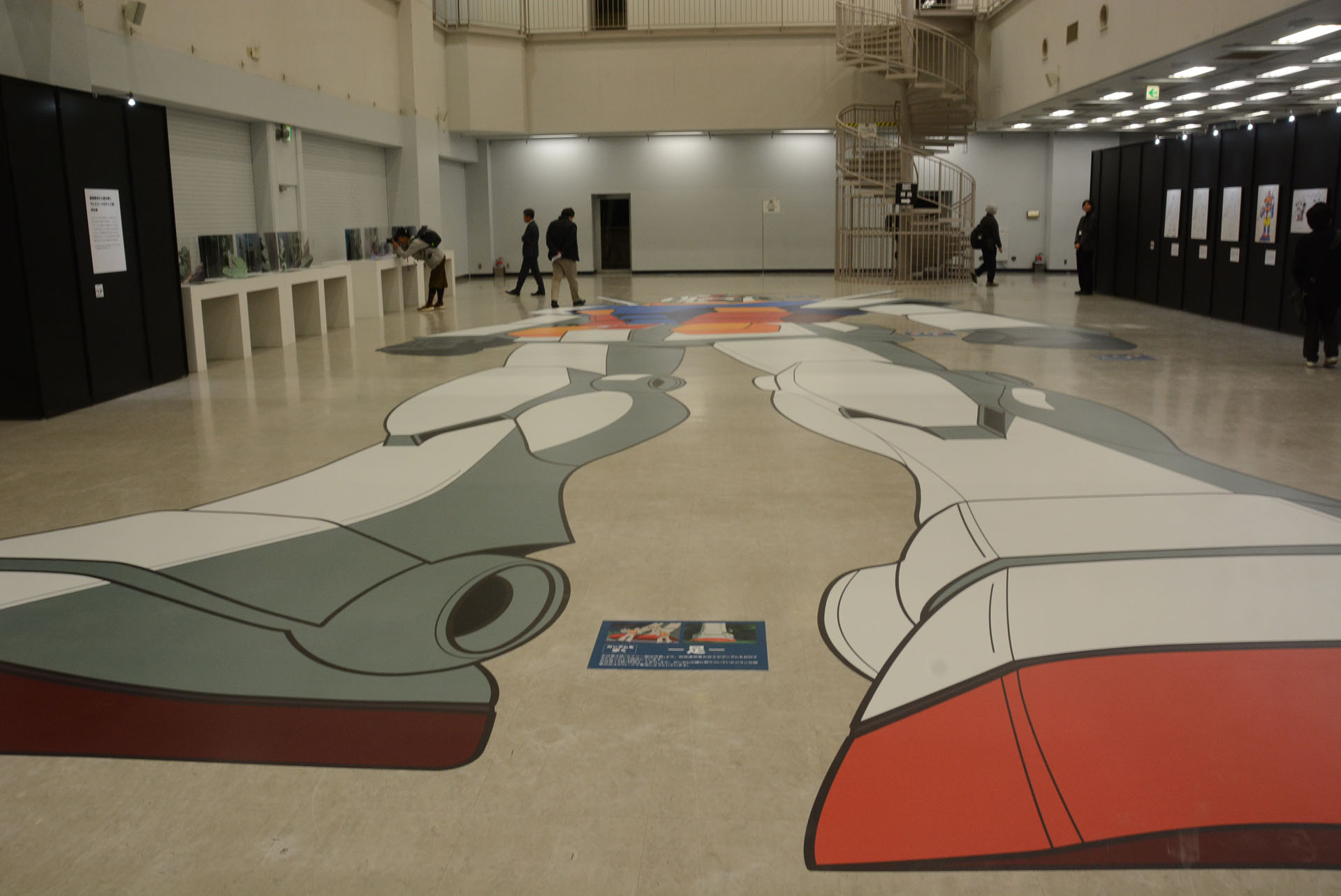 床に描かれた18mのガンダム。高いところから見ることができるようになっている