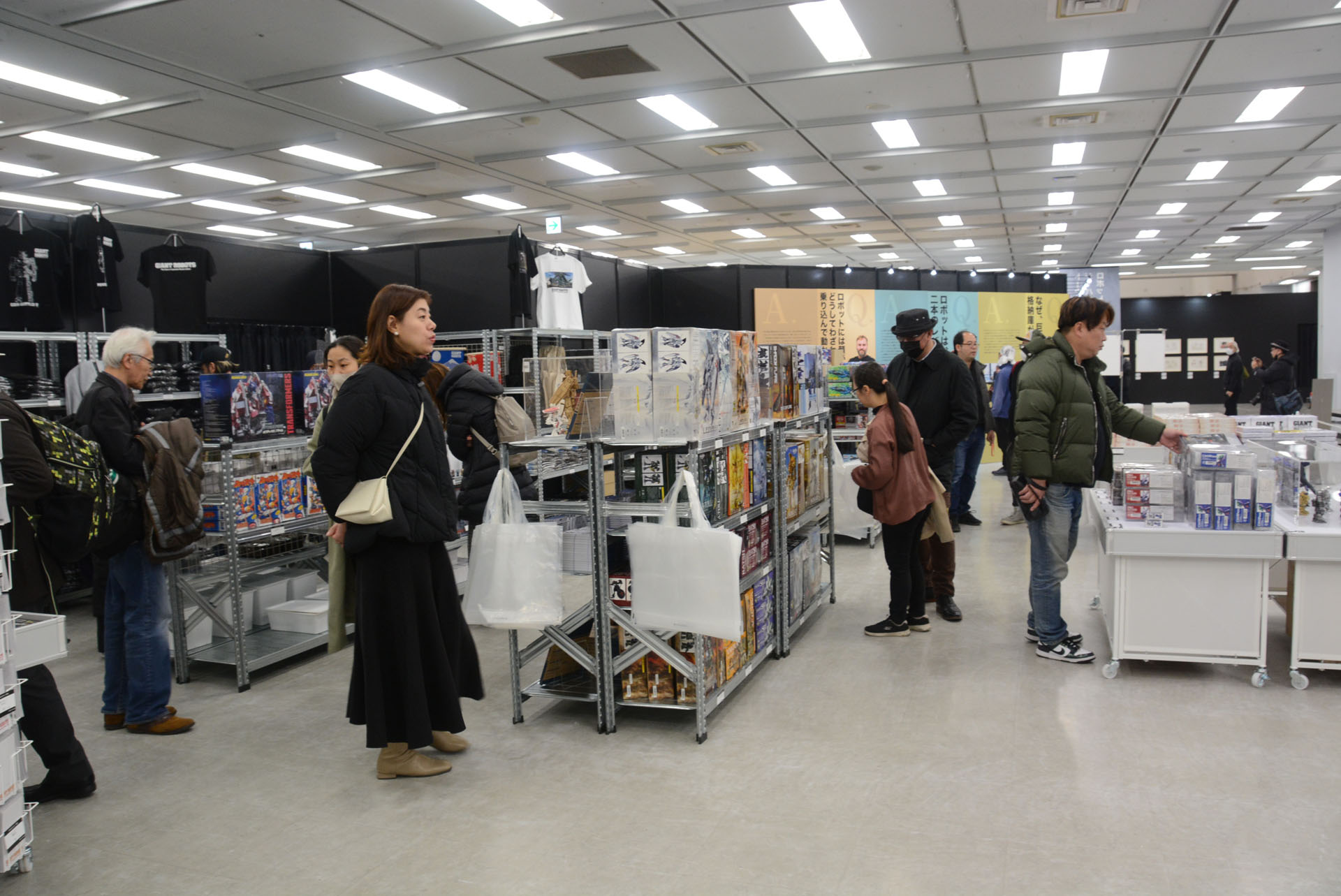 プラモデルや図録、グッズなど物販も充実