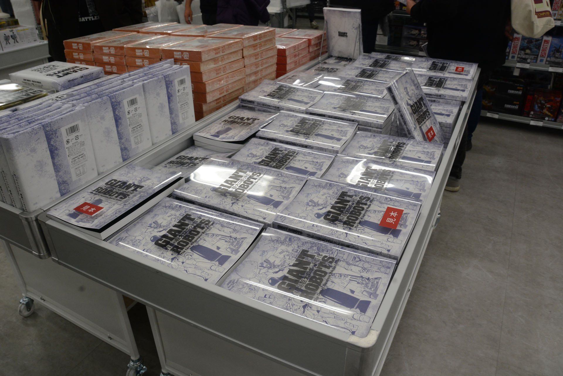 プラモデルや図録、グッズなど物販も充実