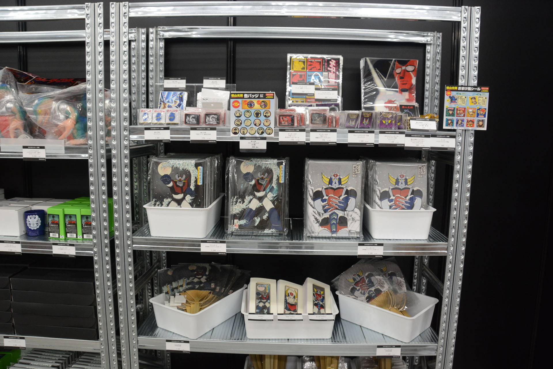 プラモデルや図録、グッズなど物販も充実