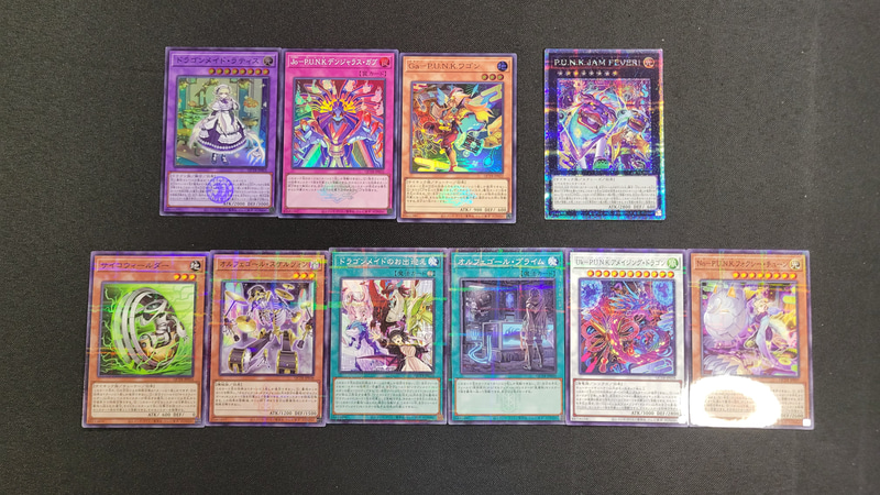 実際の1パックの開封結果がコチラ。再録のパラレル部分は全てのテーマ共通のカードだが、スーパーレア以上は新規カードかボックスのテーマのみの仕様となっている