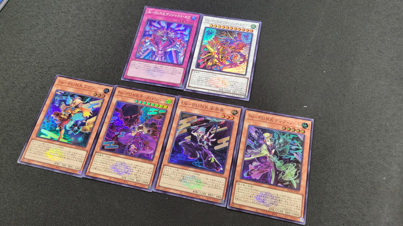 コチラが最終的な1ボックスの開封結果。新規収録のカードは全て1枚ずつ揃うためプレーヤーとしては嬉しい所だ。このボックスでは新規カードの「P.U.N.K.JAM FEVER！」のクォーターセンチュリーシークレットレアを当てたが、追加で購入した「オルフェゴール」のボックスからは再録枠の「星杯の神子イヴ」のクォーターセンチュリーシークレットレアが出た。今回の3テーマは最高レアリティのカードの種類が多いことでデッキ内をキラキラにしやすくなったと言える