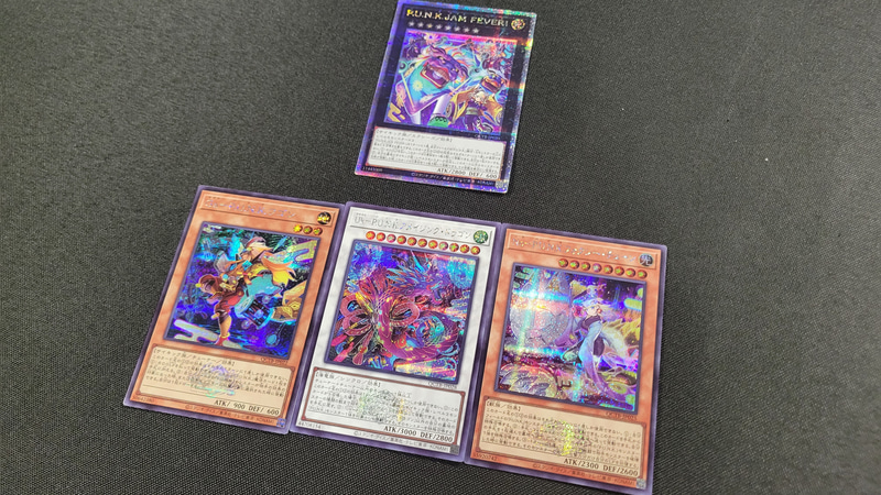コチラが最終的な1ボックスの開封結果。新規収録のカードは全て1枚ずつ揃うためプレーヤーとしては嬉しい所だ。このボックスでは新規カードの「P.U.N.K.JAM FEVER！」のクォーターセンチュリーシークレットレアを当てたが、追加で購入した「オルフェゴール」のボックスからは再録枠の「星杯の神子イヴ」のクォーターセンチュリーシークレットレアが出た。今回の3テーマは最高レアリティのカードの種類が多いことでデッキ内をキラキラにしやすくなったと言える