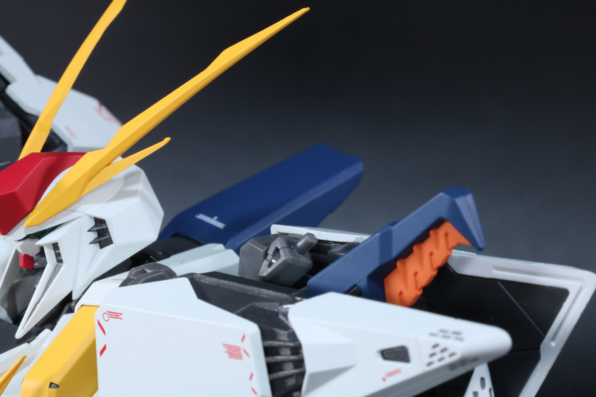 肩部にビーム・サーベル柄を装着