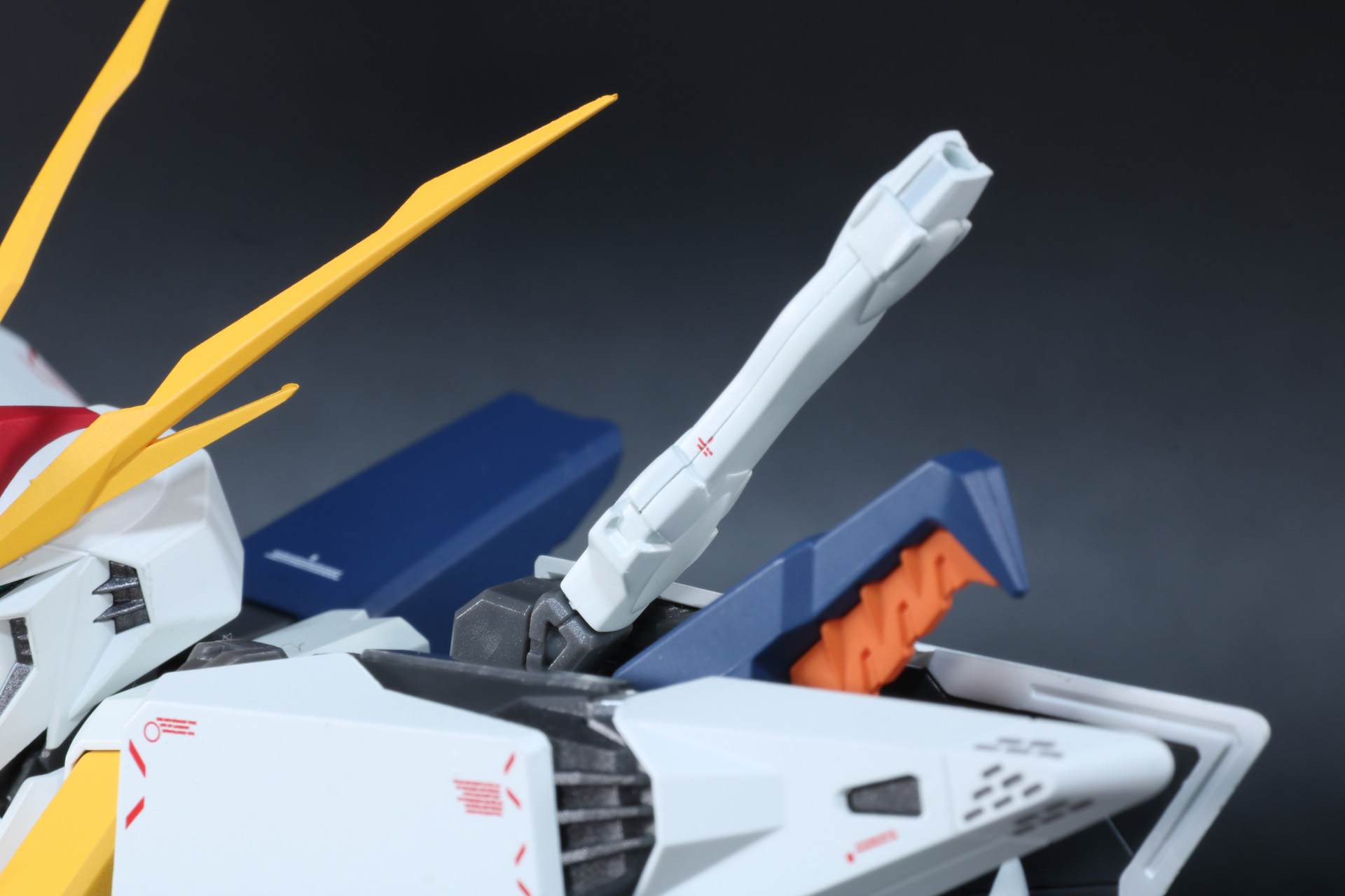 肩部にビーム・サーベル柄を装着