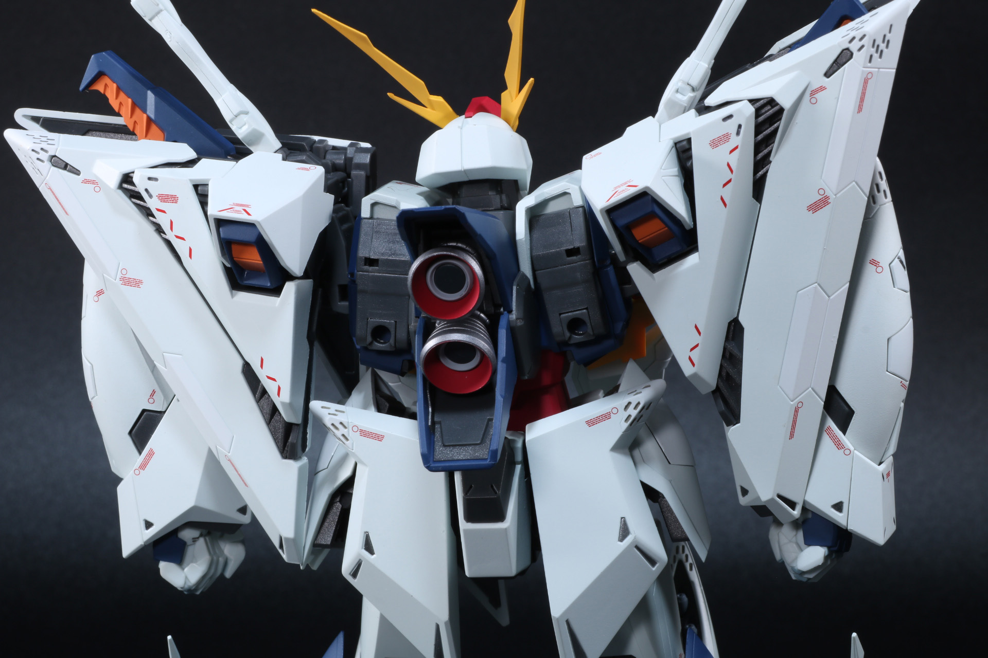 背部に翼パーツを装着