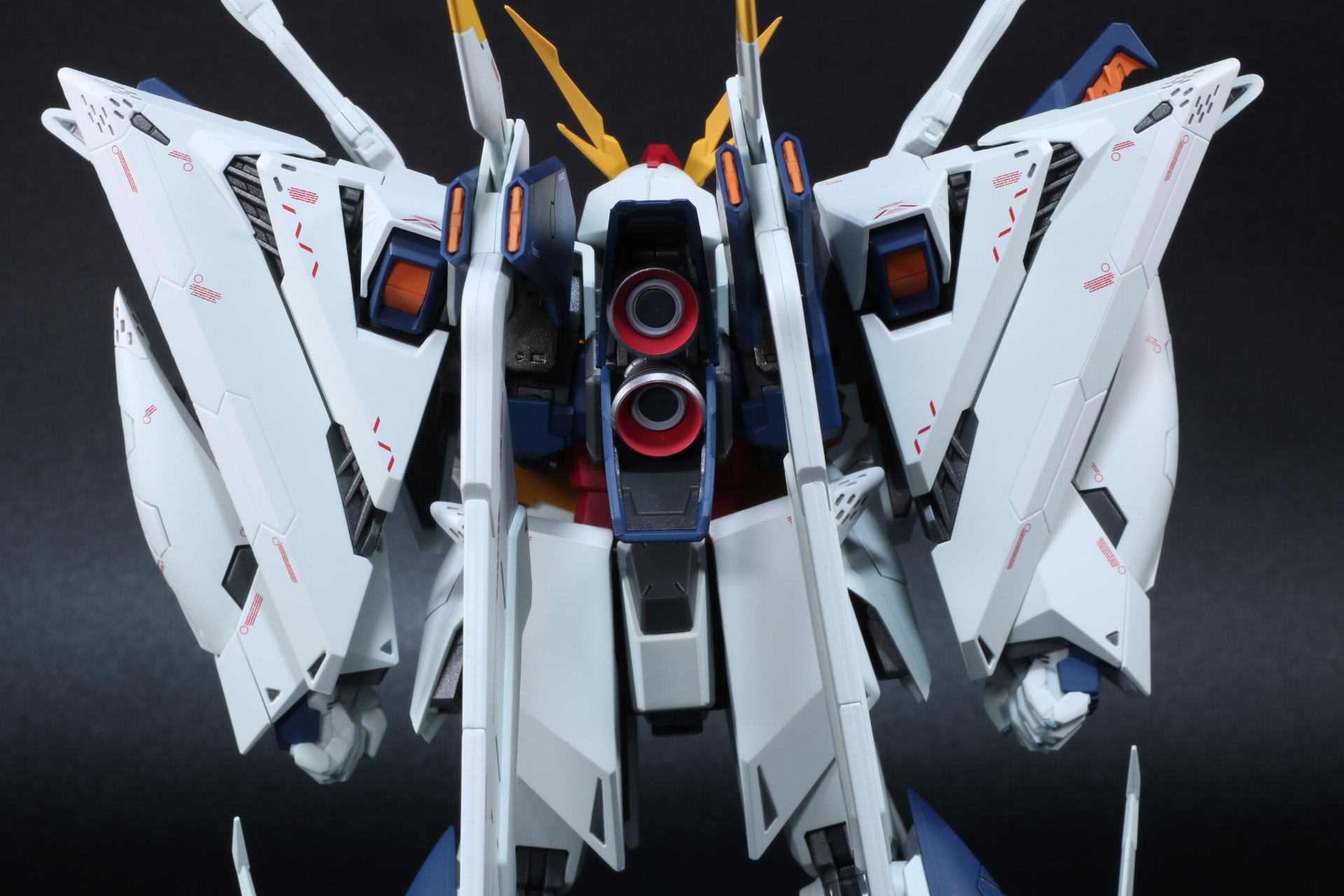 背部に翼パーツを装着