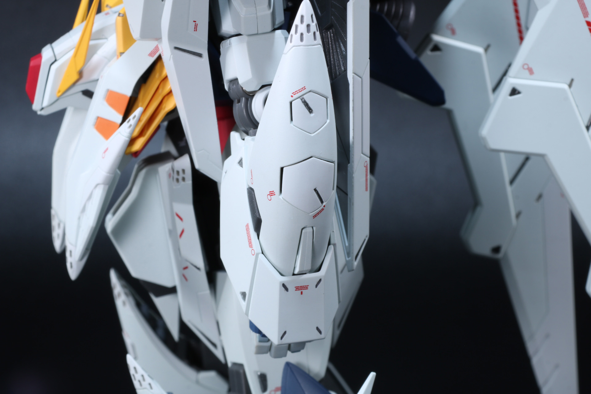 左腕部の一部装甲パーツを取り外し、シールドを装備