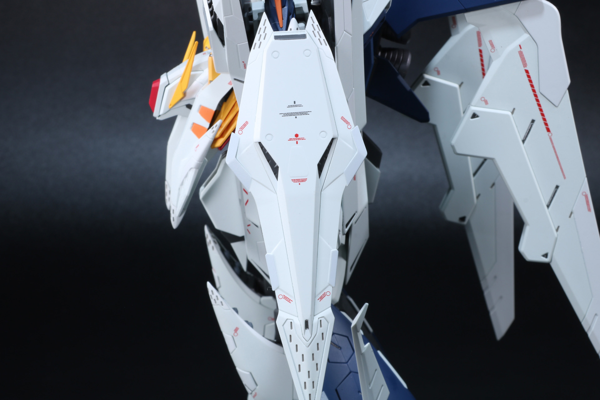 左腕部の一部装甲パーツを取り外し、シールドを装備