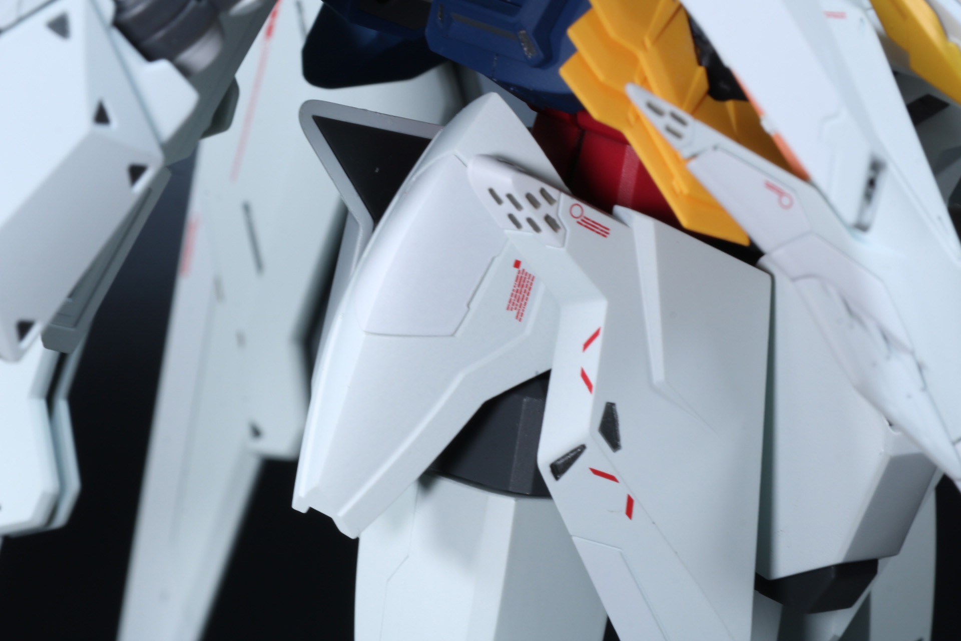 サイドアーマーの一部装甲パーツを外し、Eパックをマウント。取り外した装甲パーツを戻す