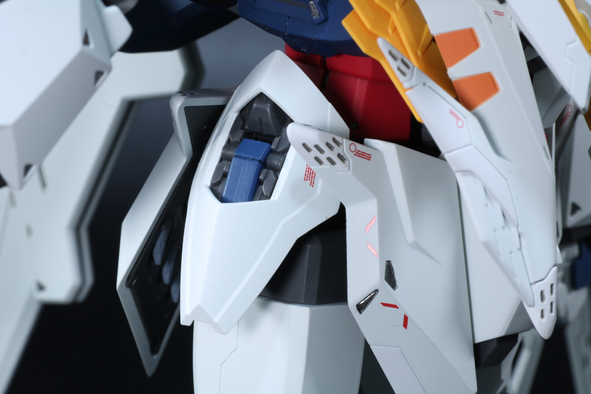 サイドアーマーの一部装甲パーツを外し、Eパックをマウント。取り外した装甲パーツを戻す