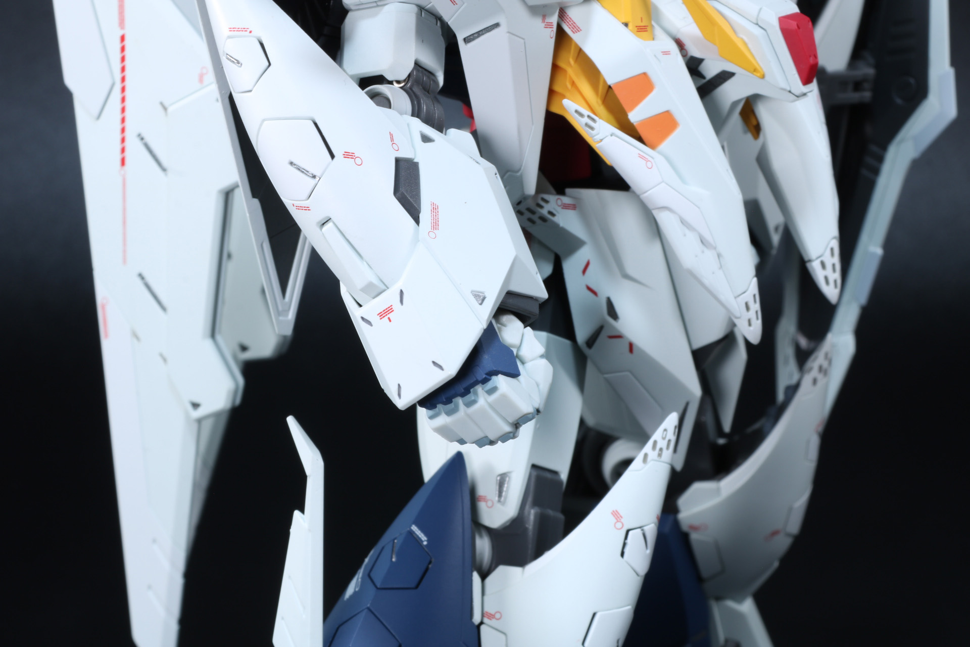 右腕部に交換用手首を使用してビーム・ライフルを持たせる