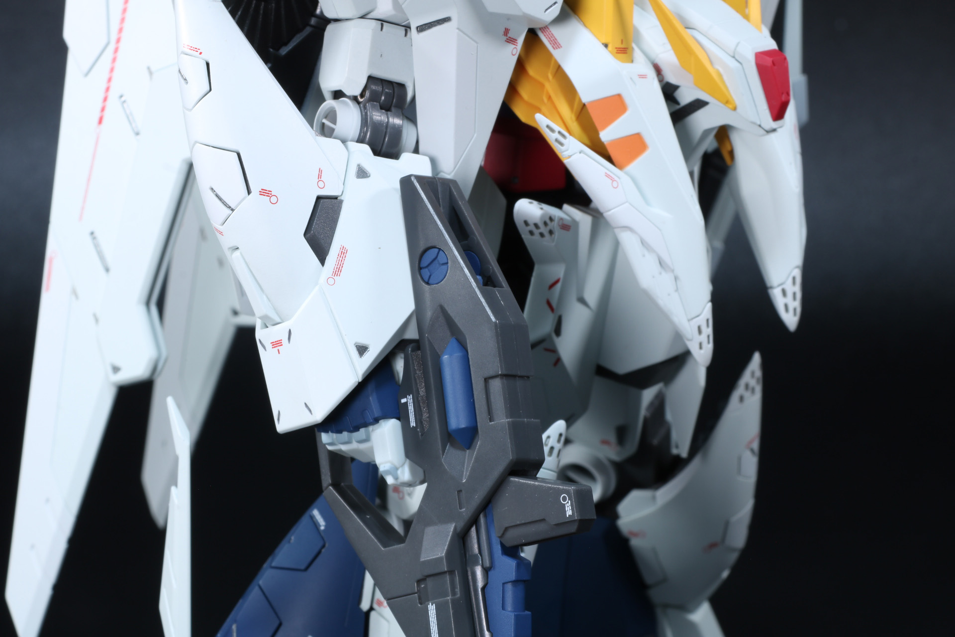 右腕部に交換用手首を使用してビーム・ライフルを持たせる