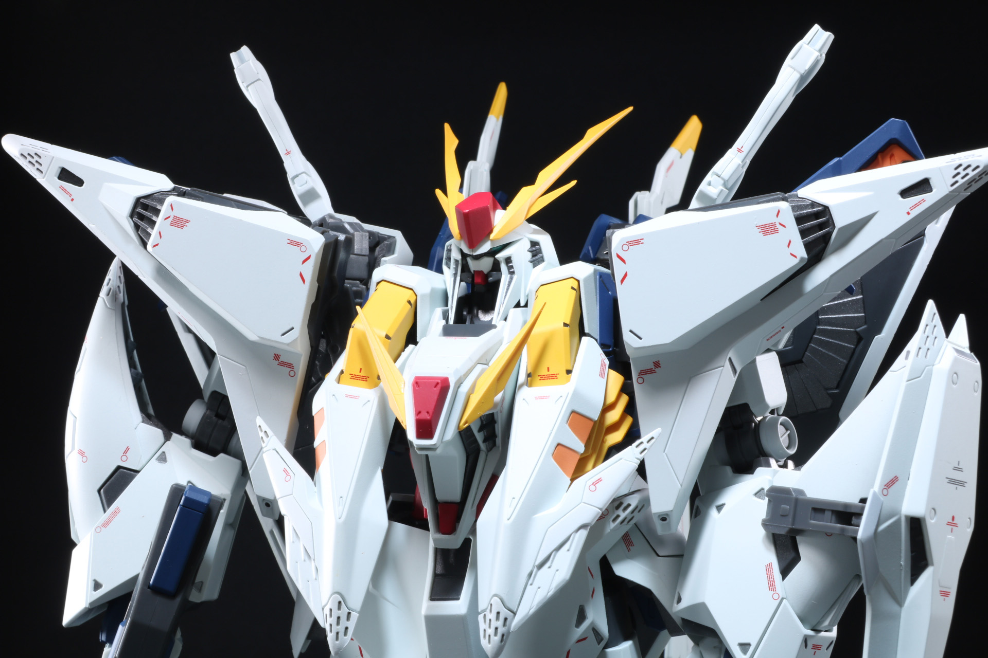 上半身の分厚い装甲で重厚なシルエット