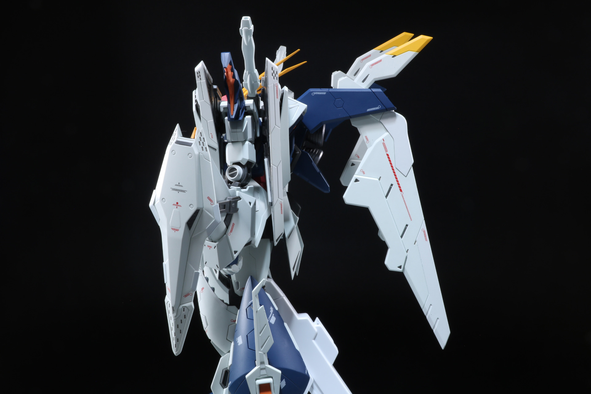 側面から見ると腕部が確認できる