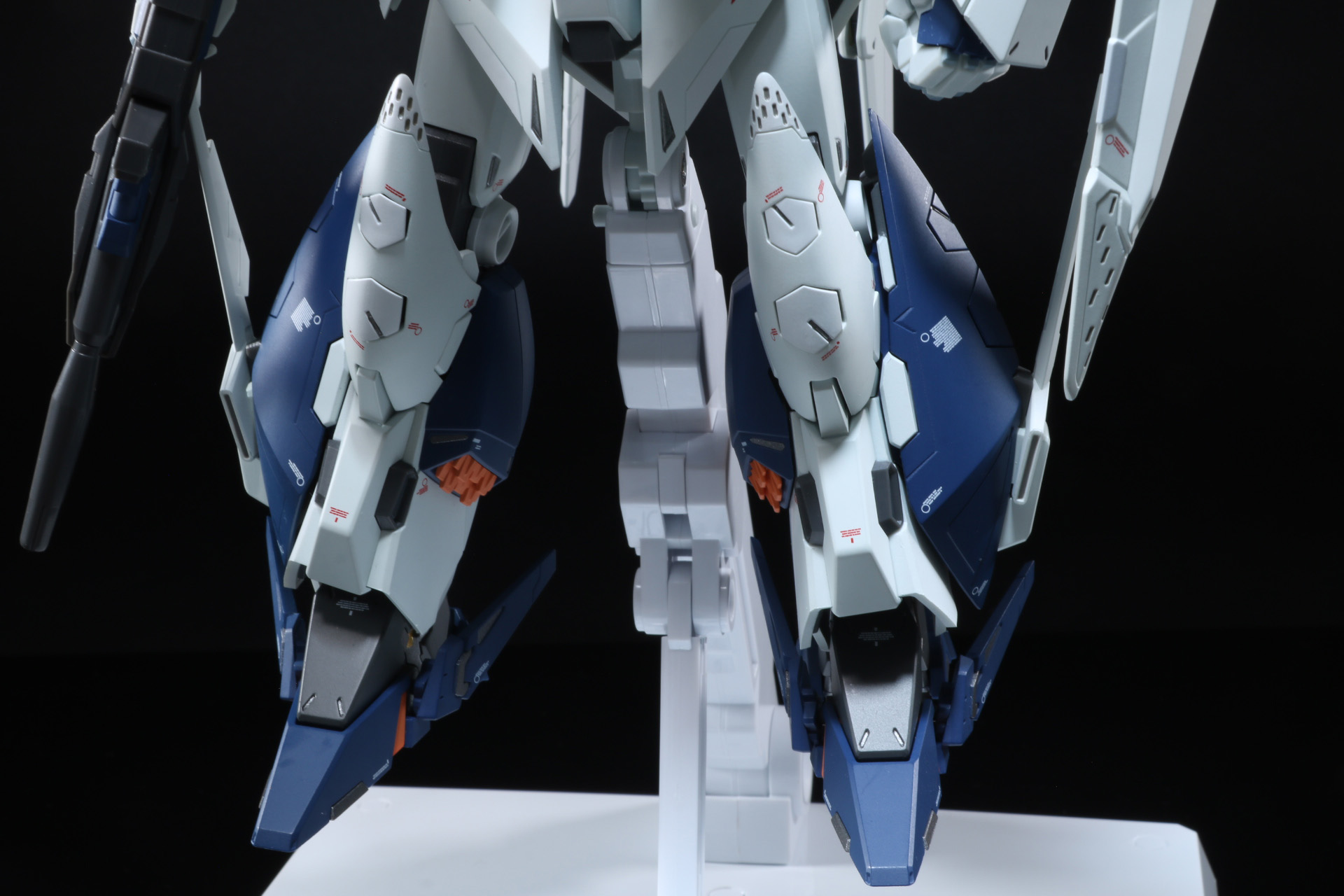 脚部も二―アーマーやふくらはぎの分厚い装甲が取り付けられている