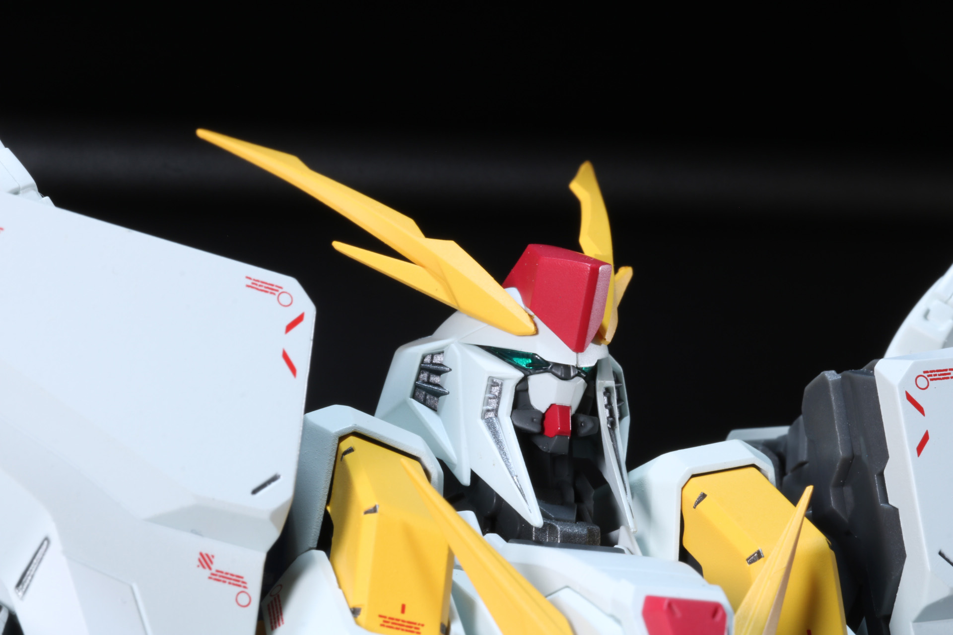 特徴的な頭部。巨大なブレードアンテナや特徴的なシルエットが再現されている