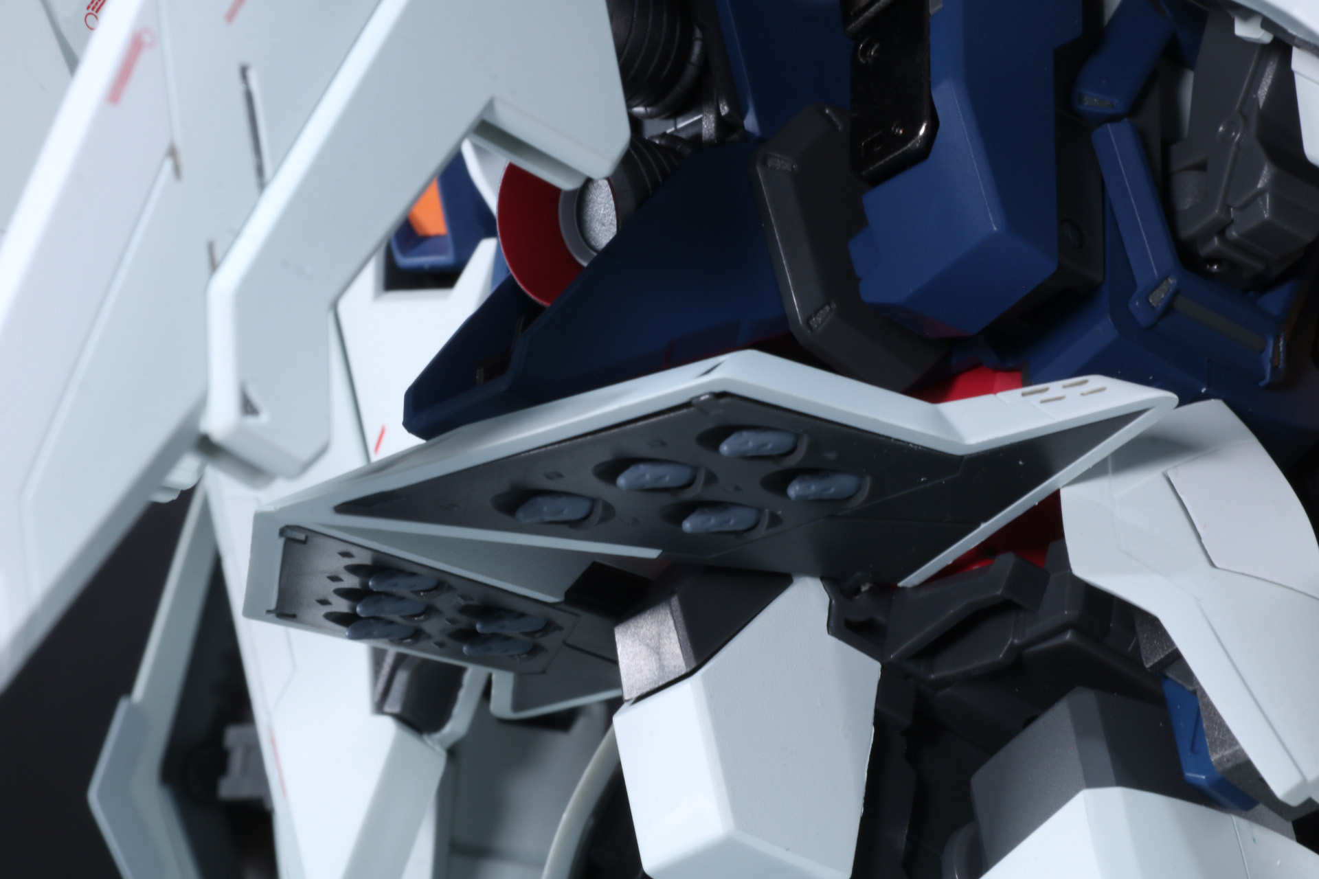 リアスカート裏にはファンネルミサイルのディテールが造形されている