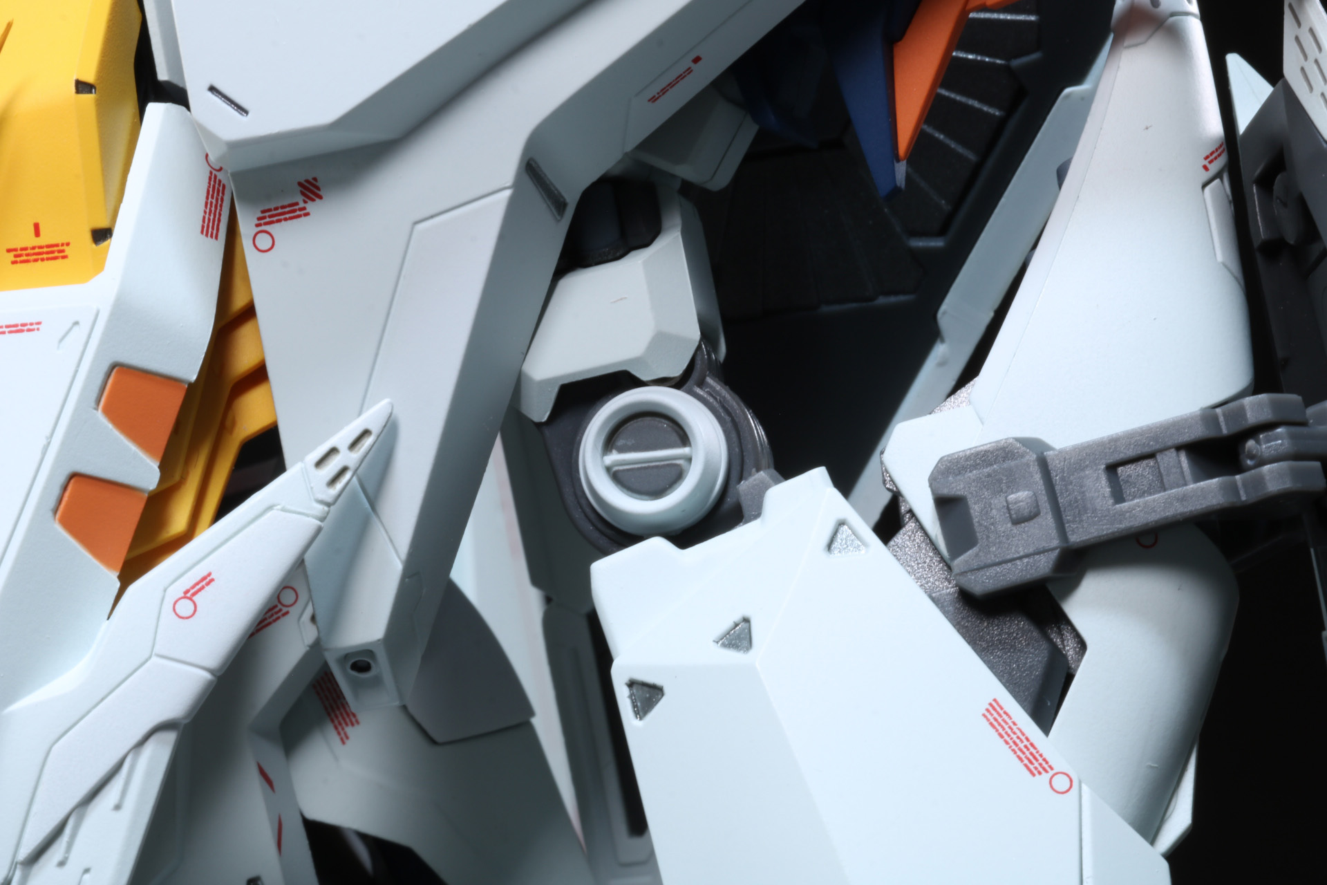 肘関節は独特な機構で、前腕部が引き出されるような可動となっている