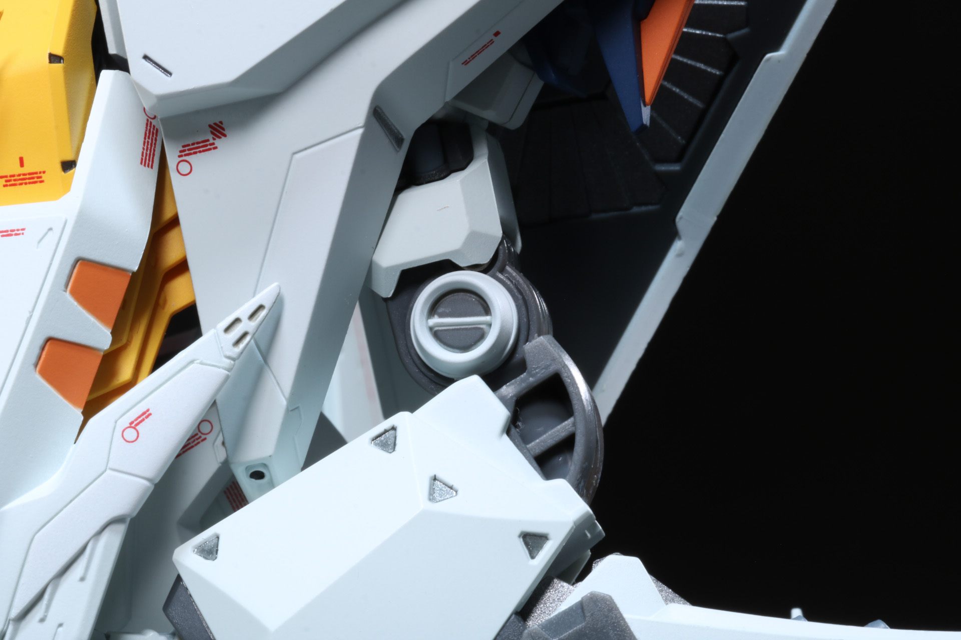 肘関節は独特な機構で、前腕部が引き出されるような可動となっている