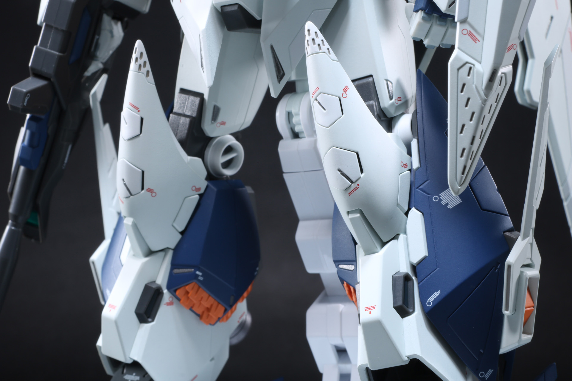 二―アーマーは独立可動を備え、内側のミサイルもしっかり造形されている