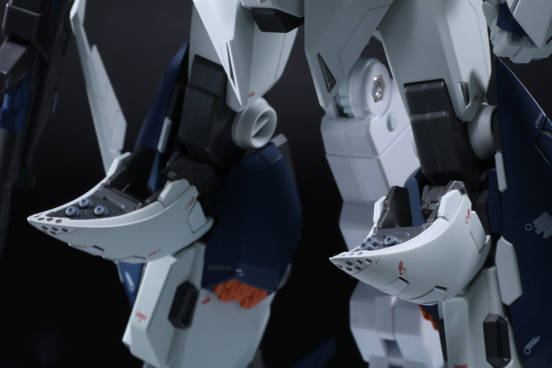 二―アーマーは独立可動を備え、内側のミサイルもしっかり造形されている