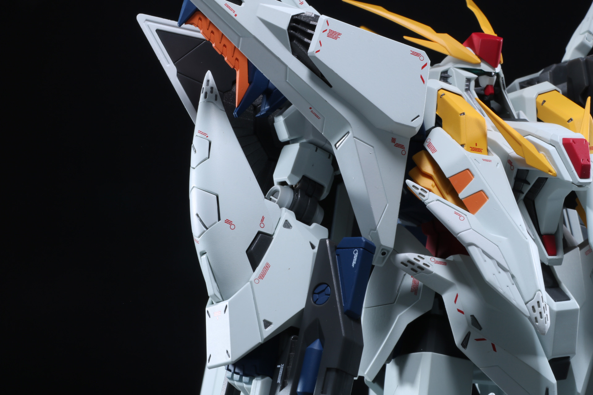 前腕部のユニットも可動。二―アーマー同様に内側にミサイル造形が施されている