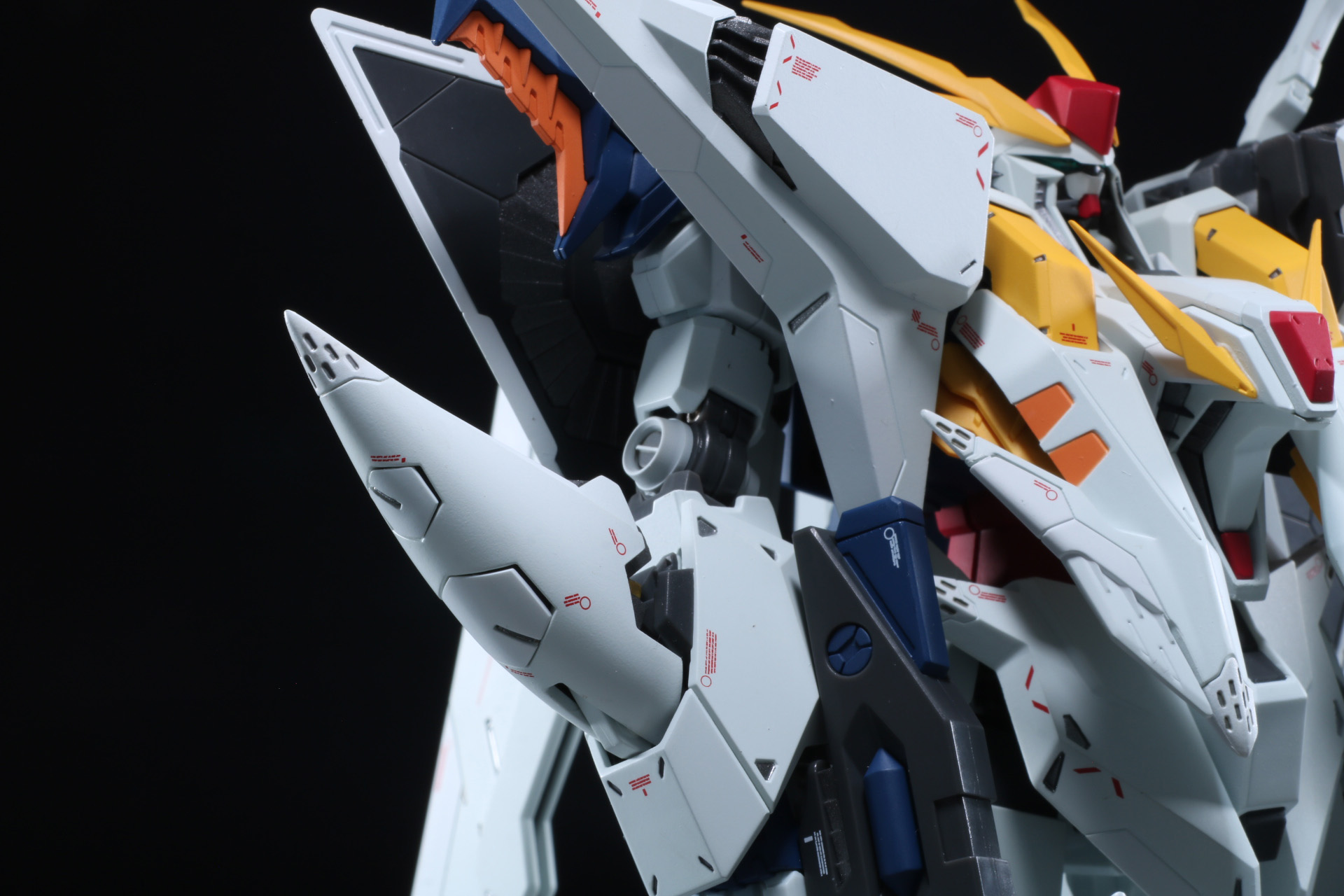 前腕部のユニットも可動。二―アーマー同様に内側にミサイル造形が施されている