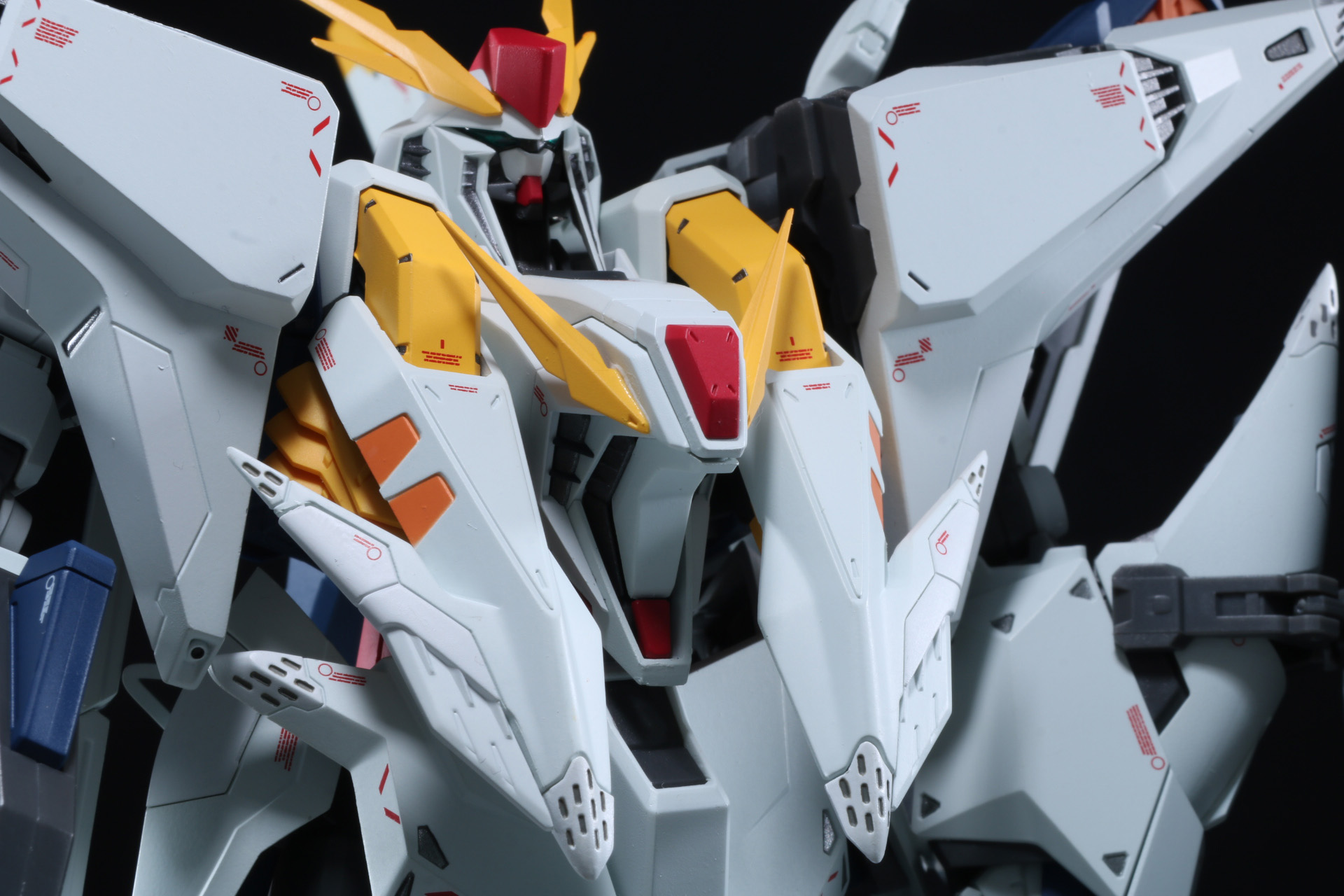 胸部のコックピットハッチの開閉ギミックも再現