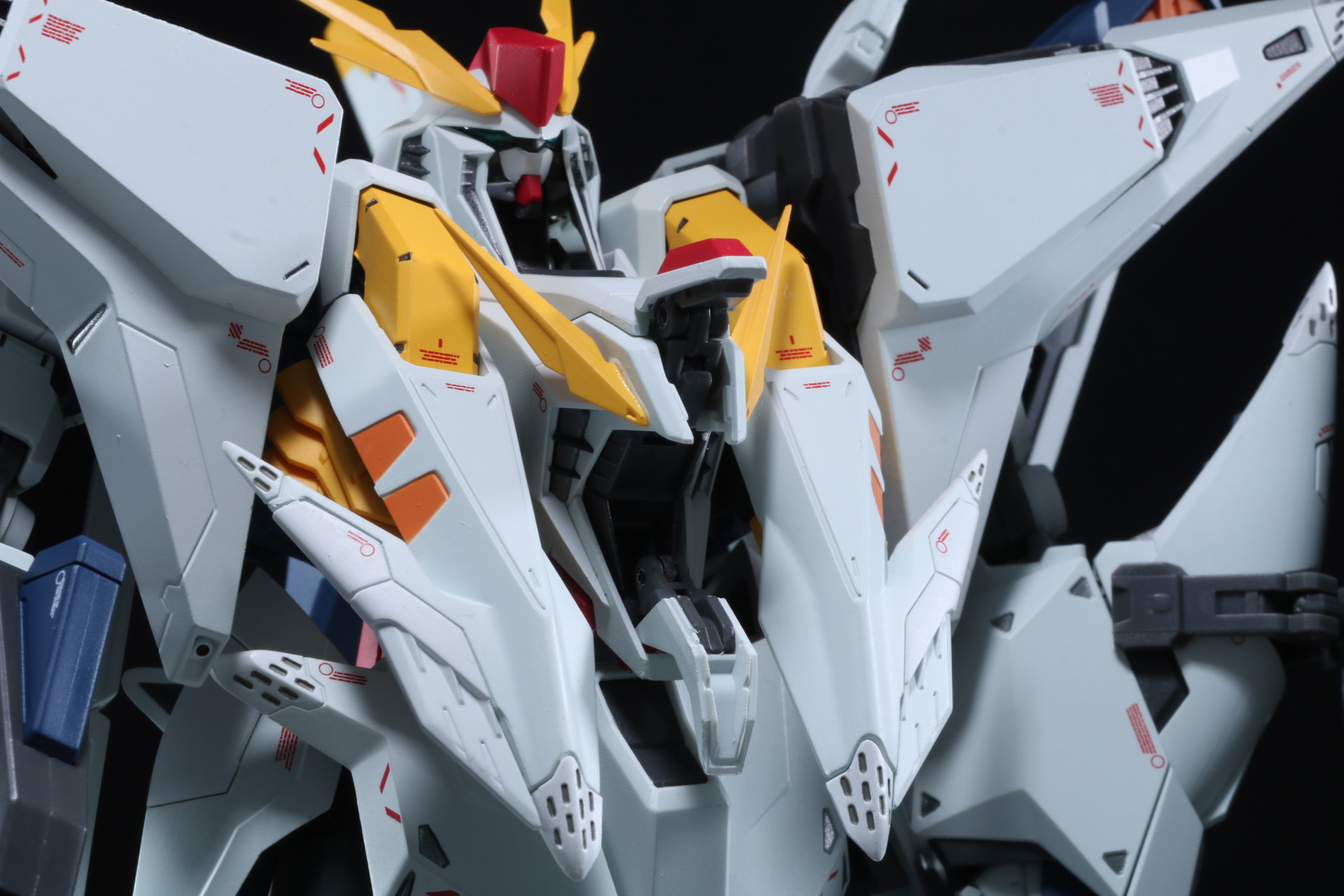 胸部のコックピットハッチの開閉ギミックも再現