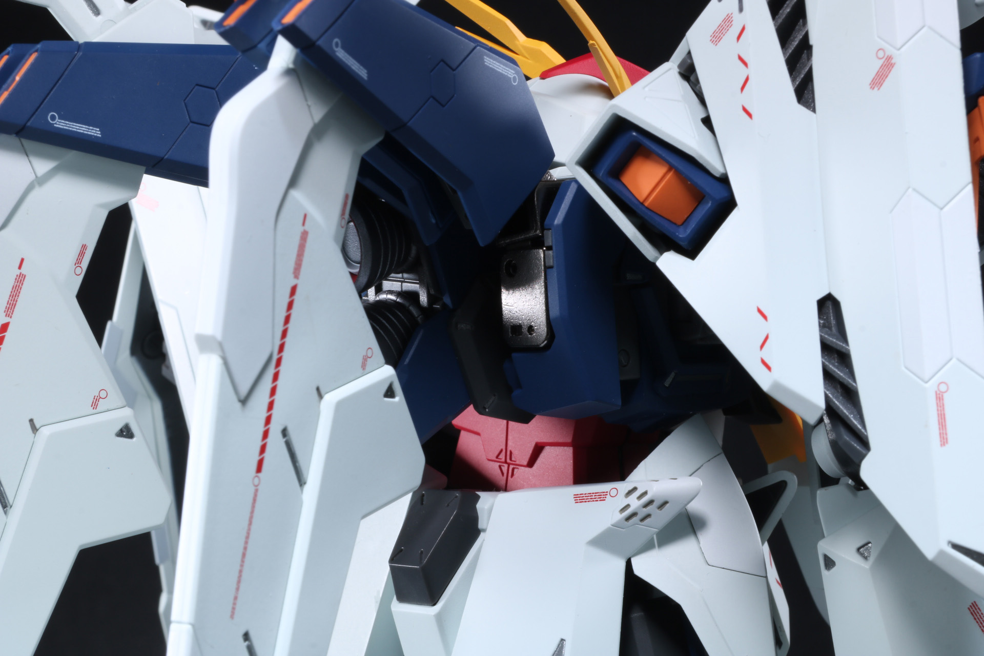 翼の付け根部分はダイキャストが使用され、フレキシブルに可動