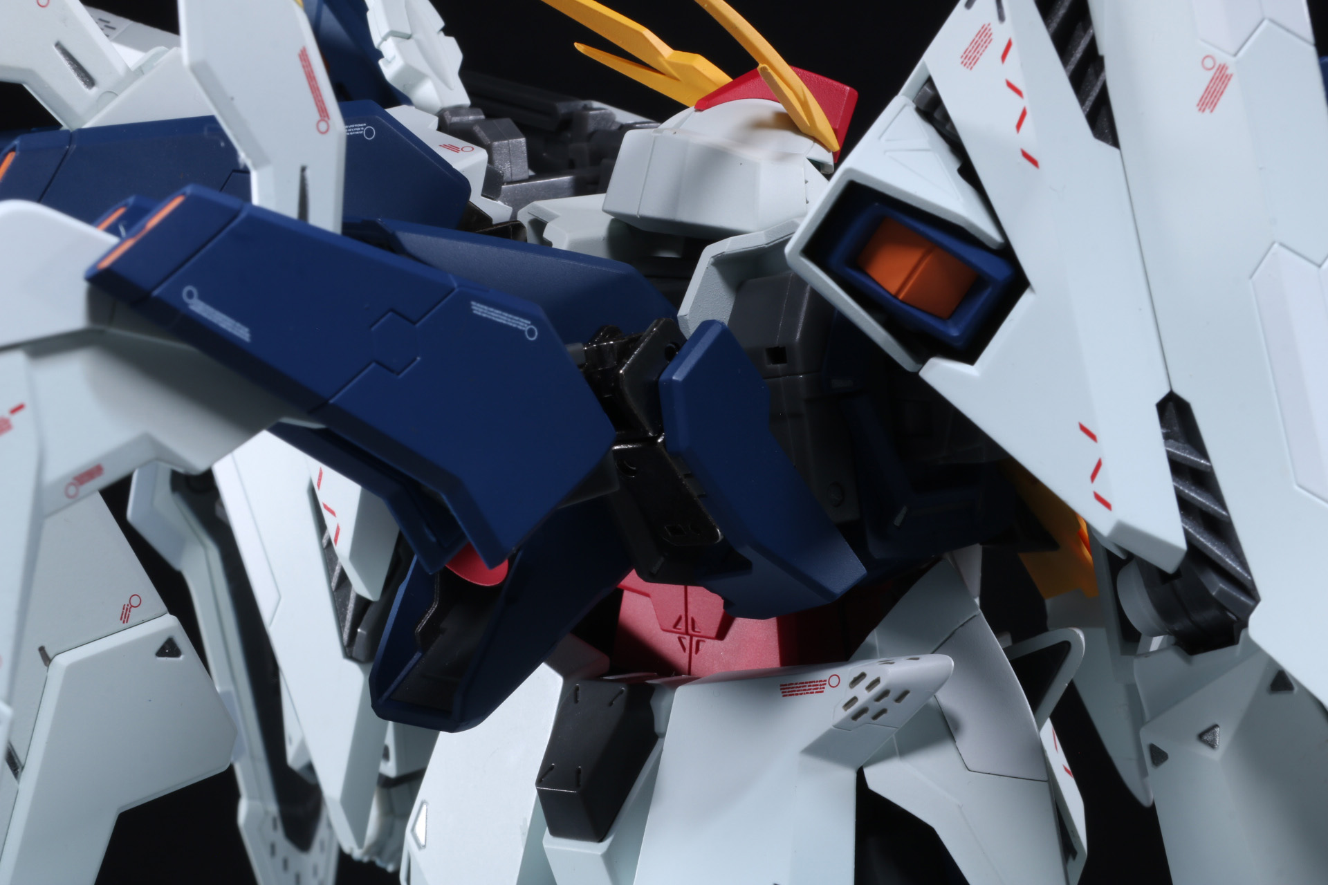 翼の付け根部分はダイキャストが使用され、フレキシブルに可動